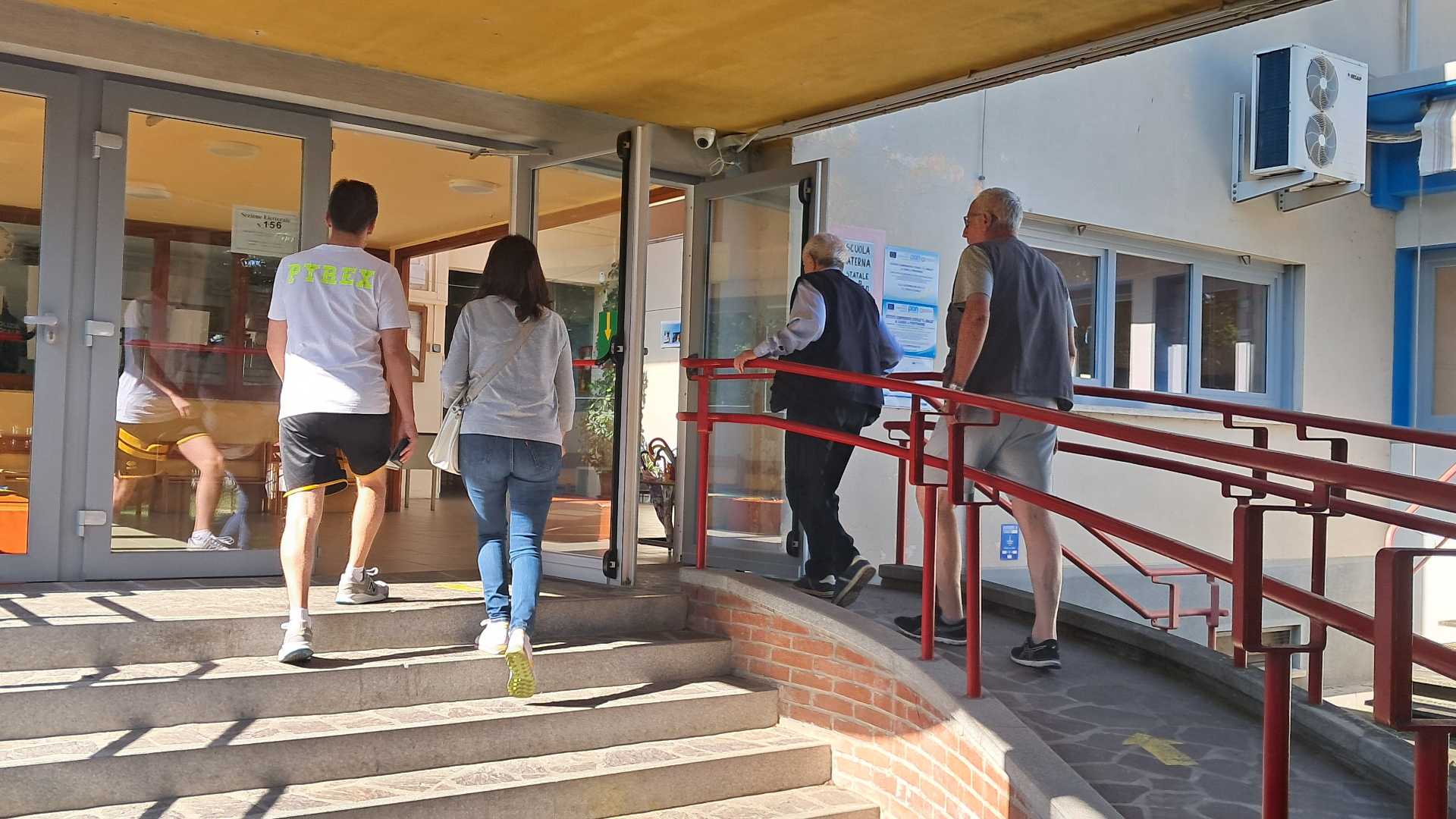 Elettori ieri mattina in uno dei seggi di Pontenure - © Libertà/Cristina Maserati