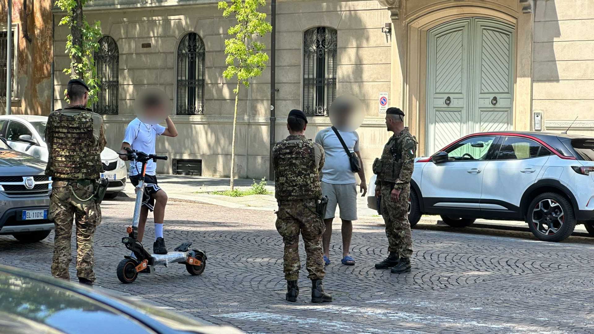 Due in monopattino senza casco, fermati dall'Esercito