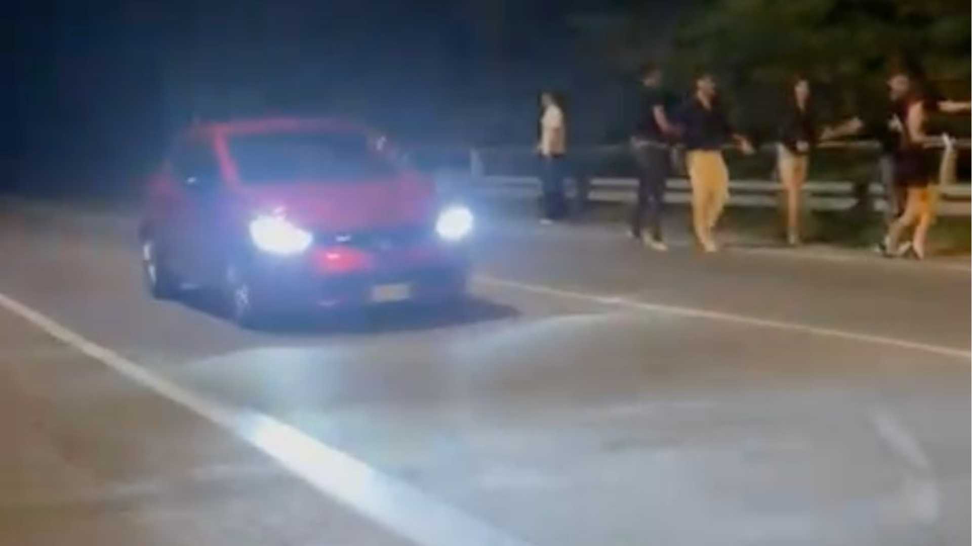 I ragazzi di notte sul ciglio della Statale 45