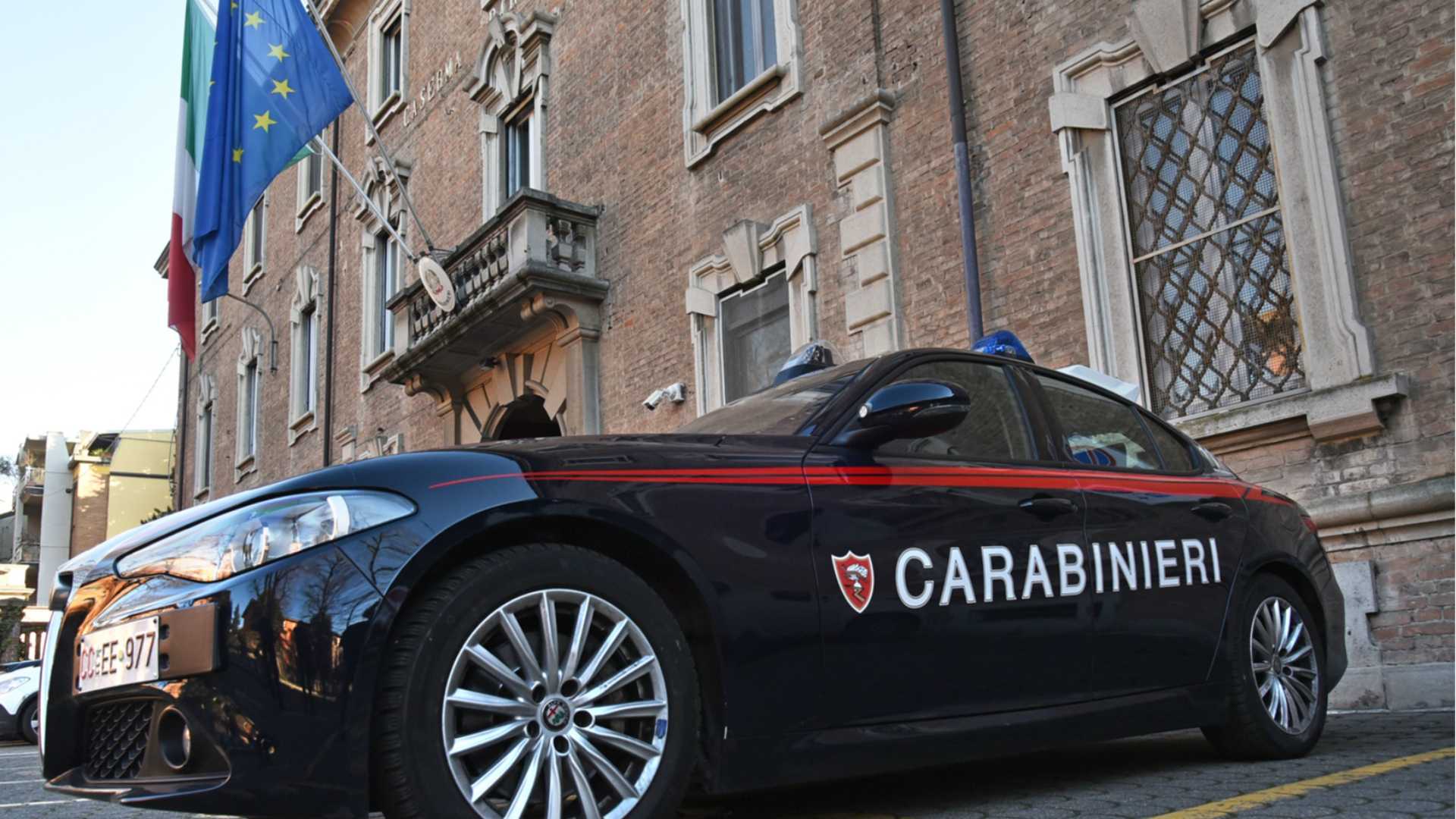 Rapina un passante e lo minaccia con una bottiglia rotta