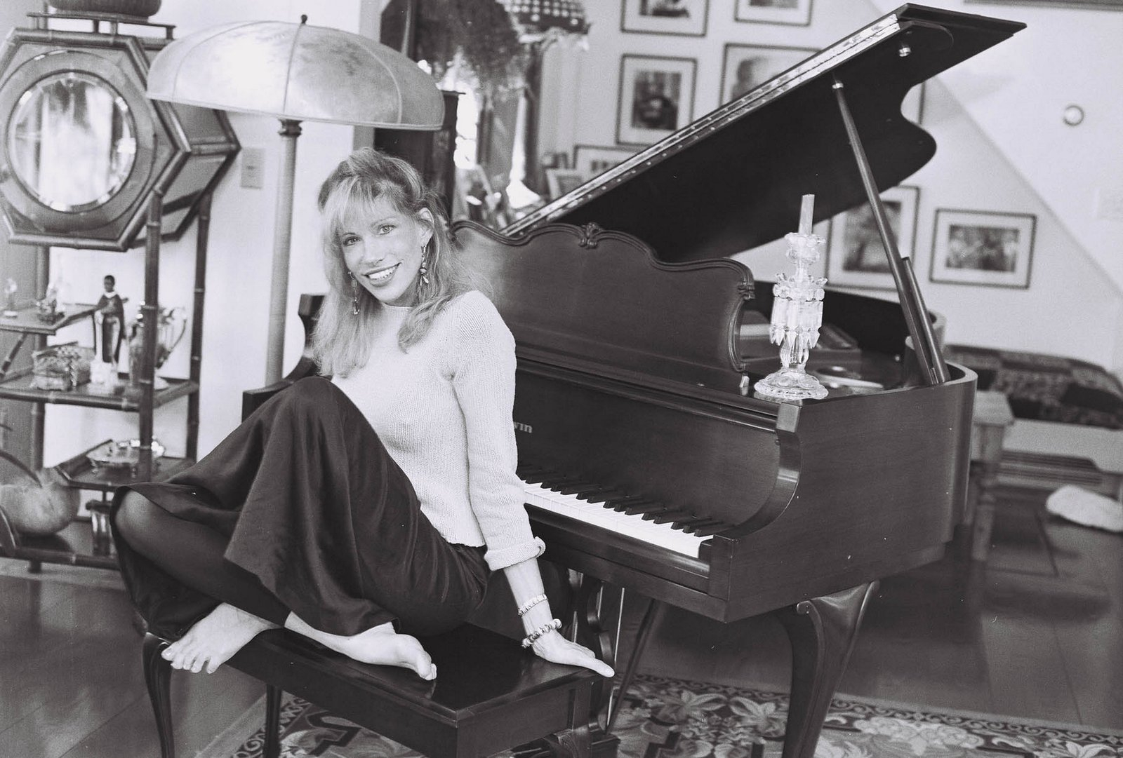 Carly Simon nella sua casa, accanto al pianoforte