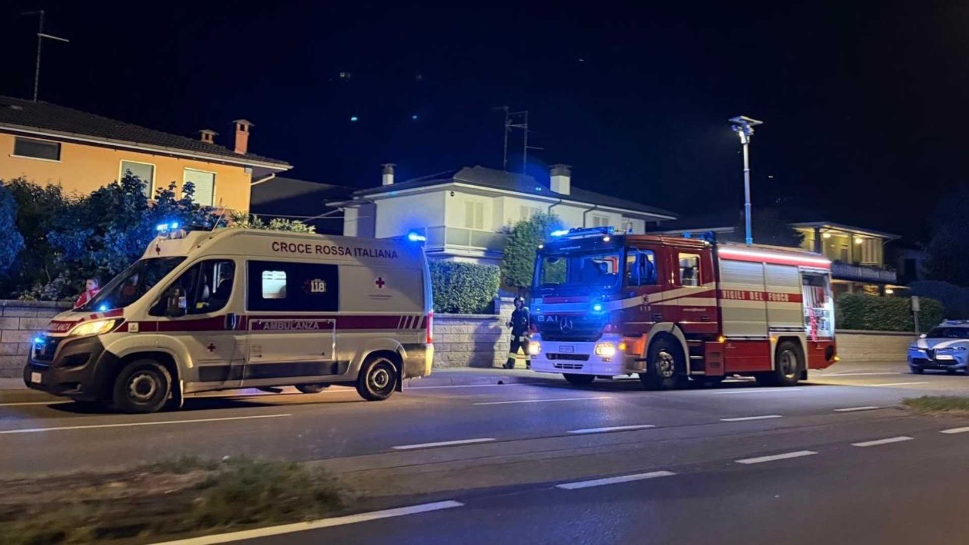 Divano in fiamme: timore, ma nessun intossicato