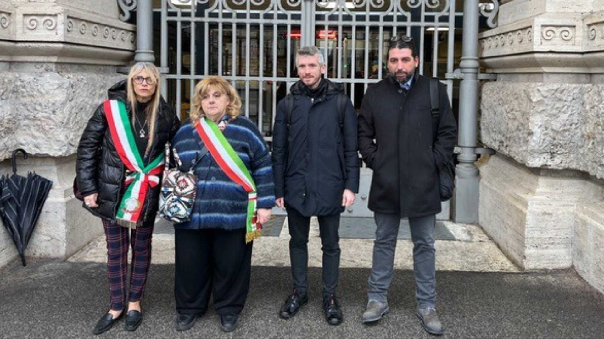 Seconda da sinistra, la sindaca Battaglia con gli assessori Casella e Bongiorni davanti alla sede della Corte di Cassazione per una udienza. Prima a sinistra è Rosalina Di Spirito, sindaca di Ispra, un altro dei comuni che avevano in corso la causa