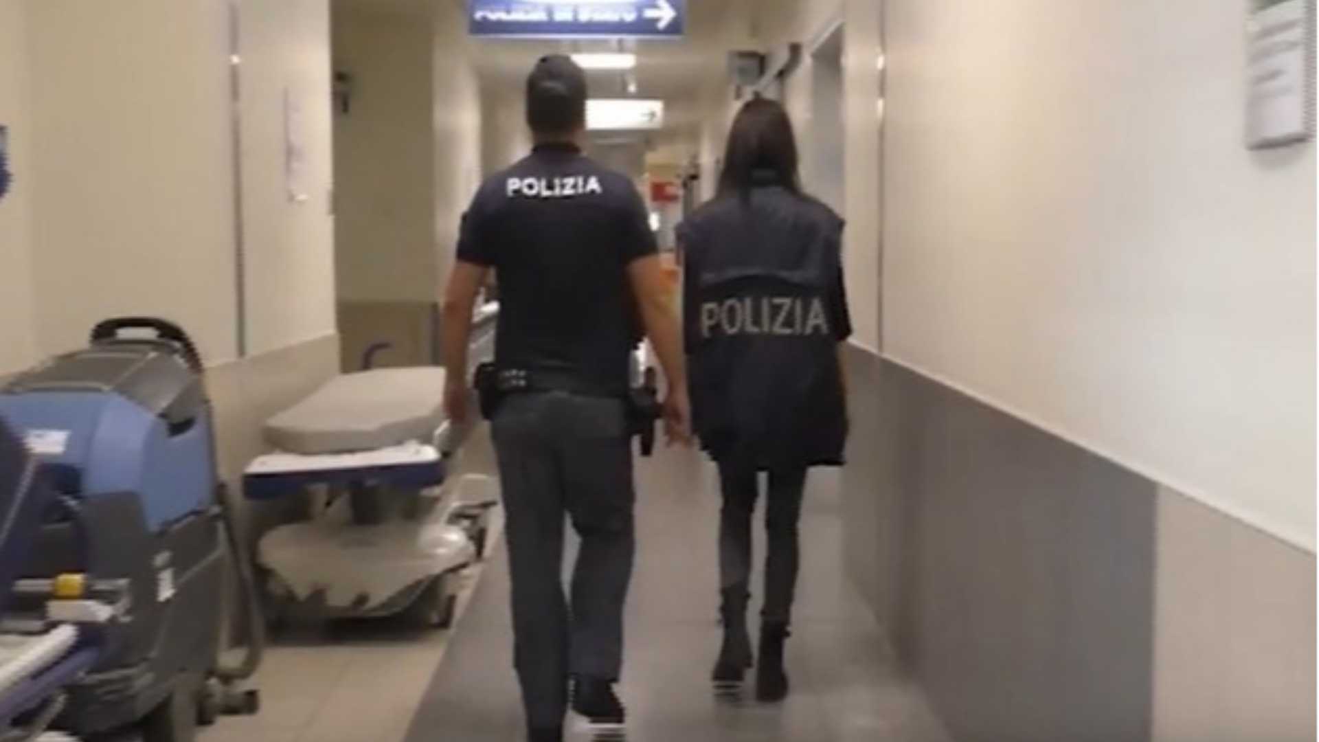 La polizia nel reparto durante le indagini sull'ex primario - © Libertà