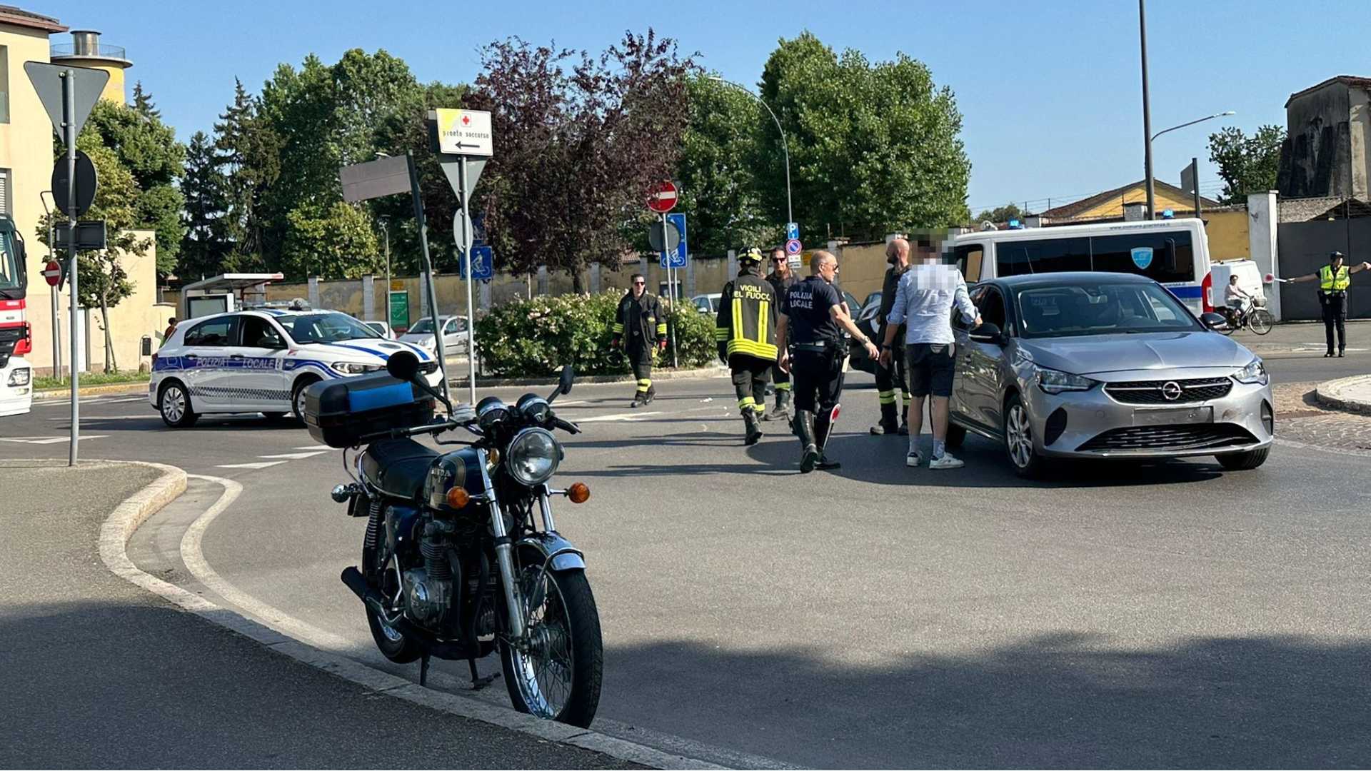 Incidente a barriera Torino, ferito un motociclista urtato da un'auto