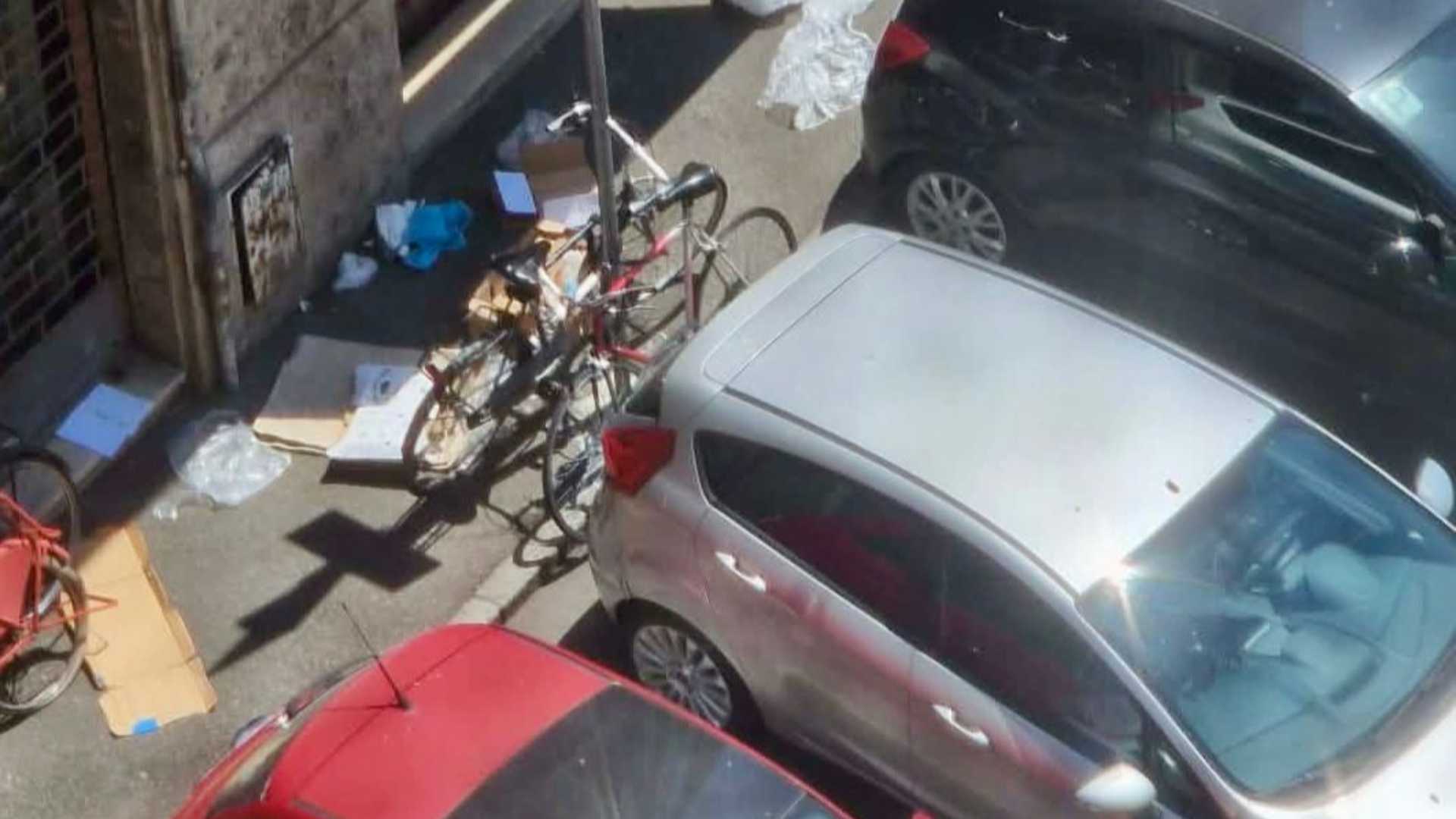 Cartoni lasciati in mezzo al marciapiede nella zona di piazzale Roma paraboschi - © Libertà/Elisabetta Paraboschi