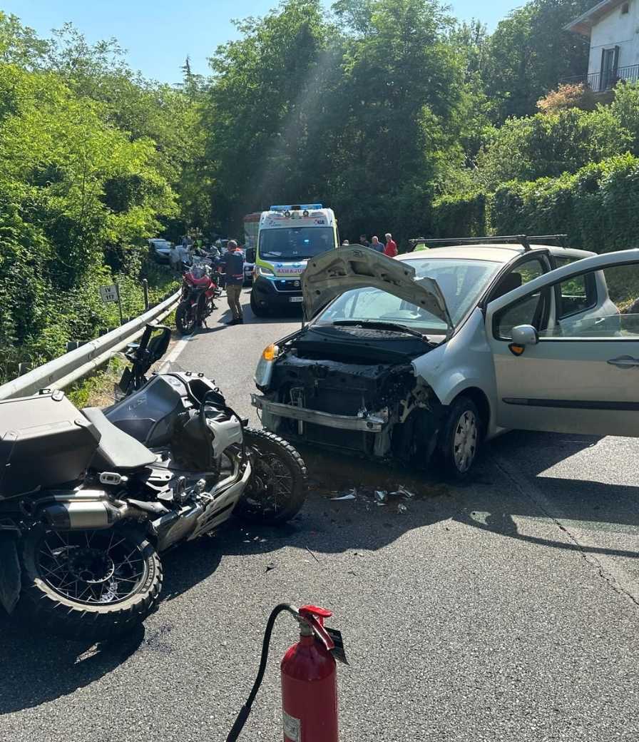 Scontro con un'auto, centauro sbalzato dalla moto: è grave