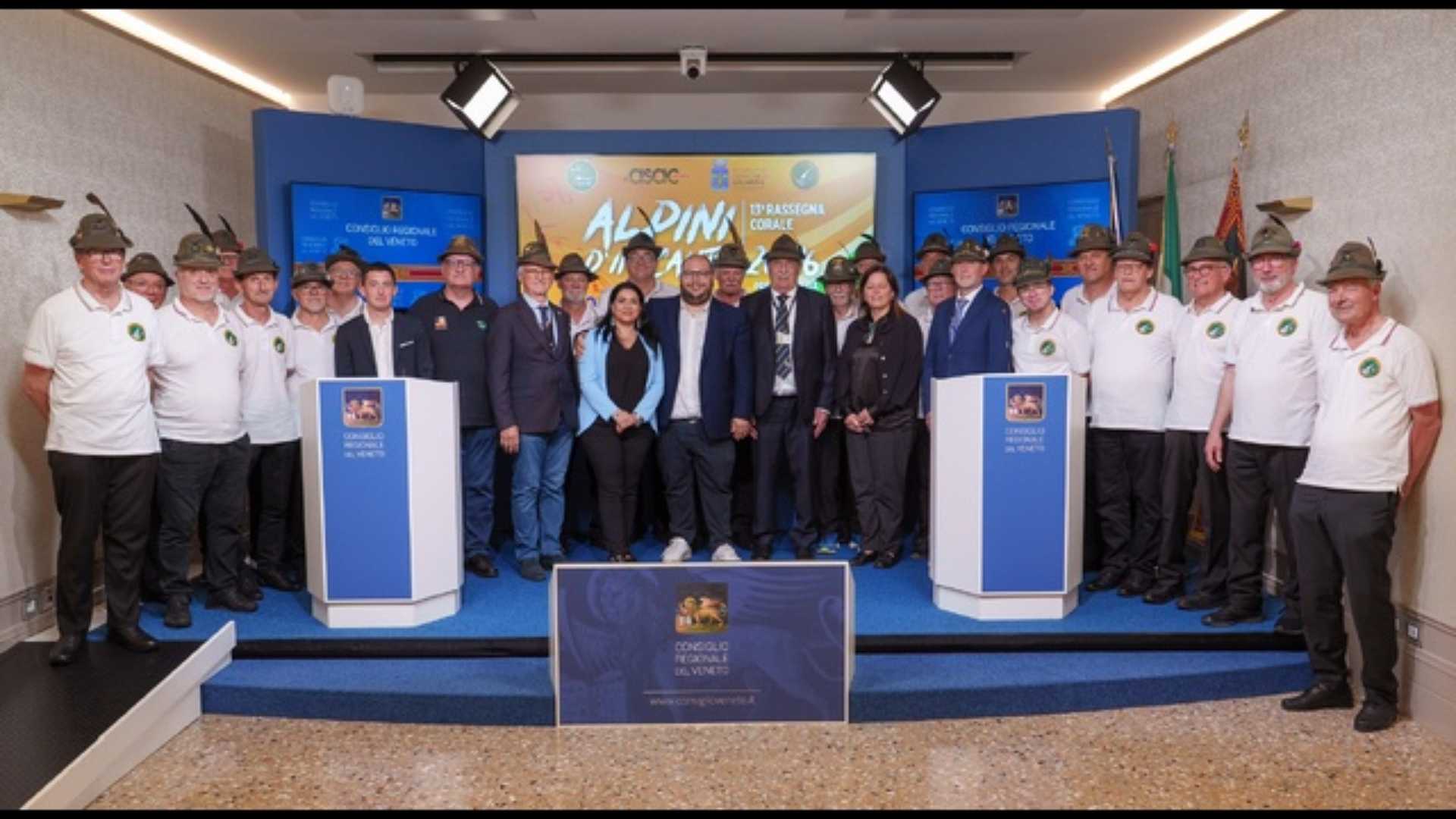 In Consiglio il coro Giulio Bedeschi - Sezione Alpini di Conegliano, diretto da Simonetta Mandis