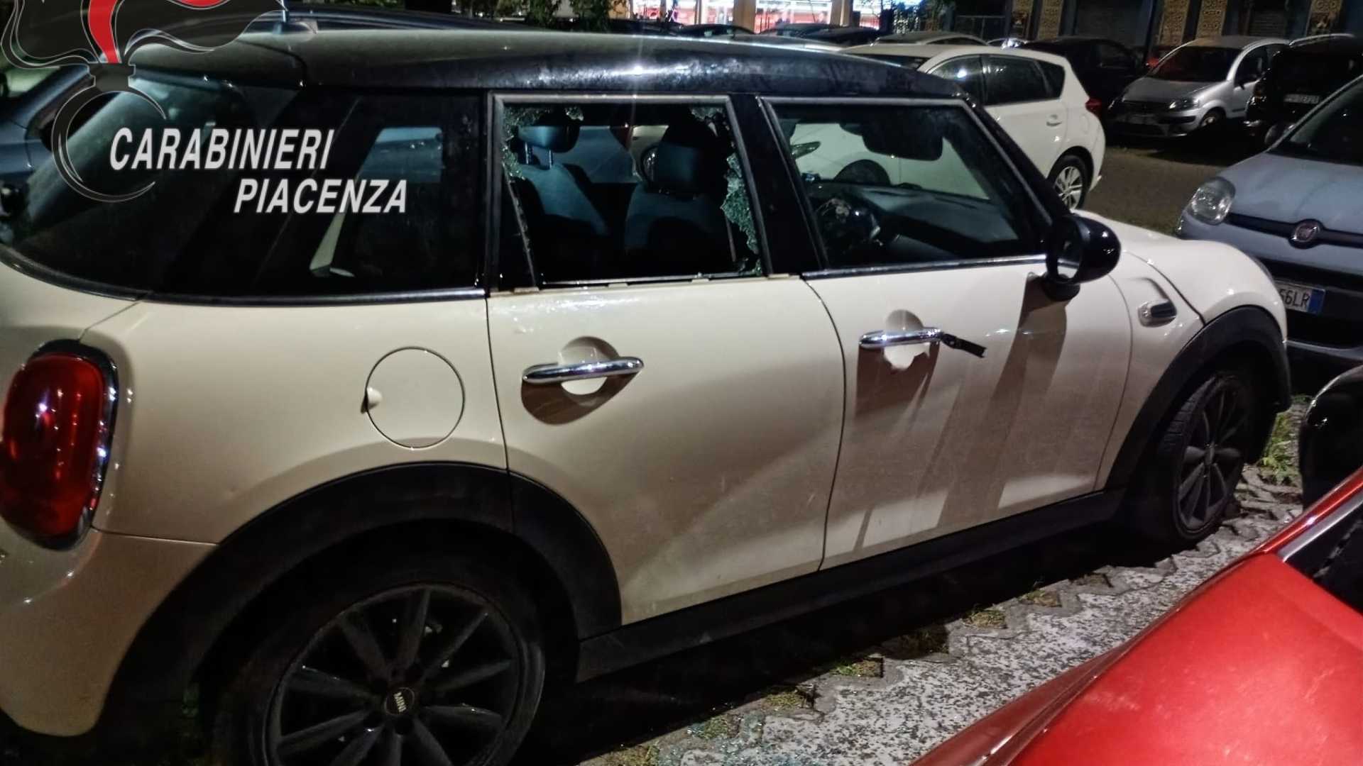 Spacca i finestrini delle auto alla stazione e ruba: denunciato 56enne