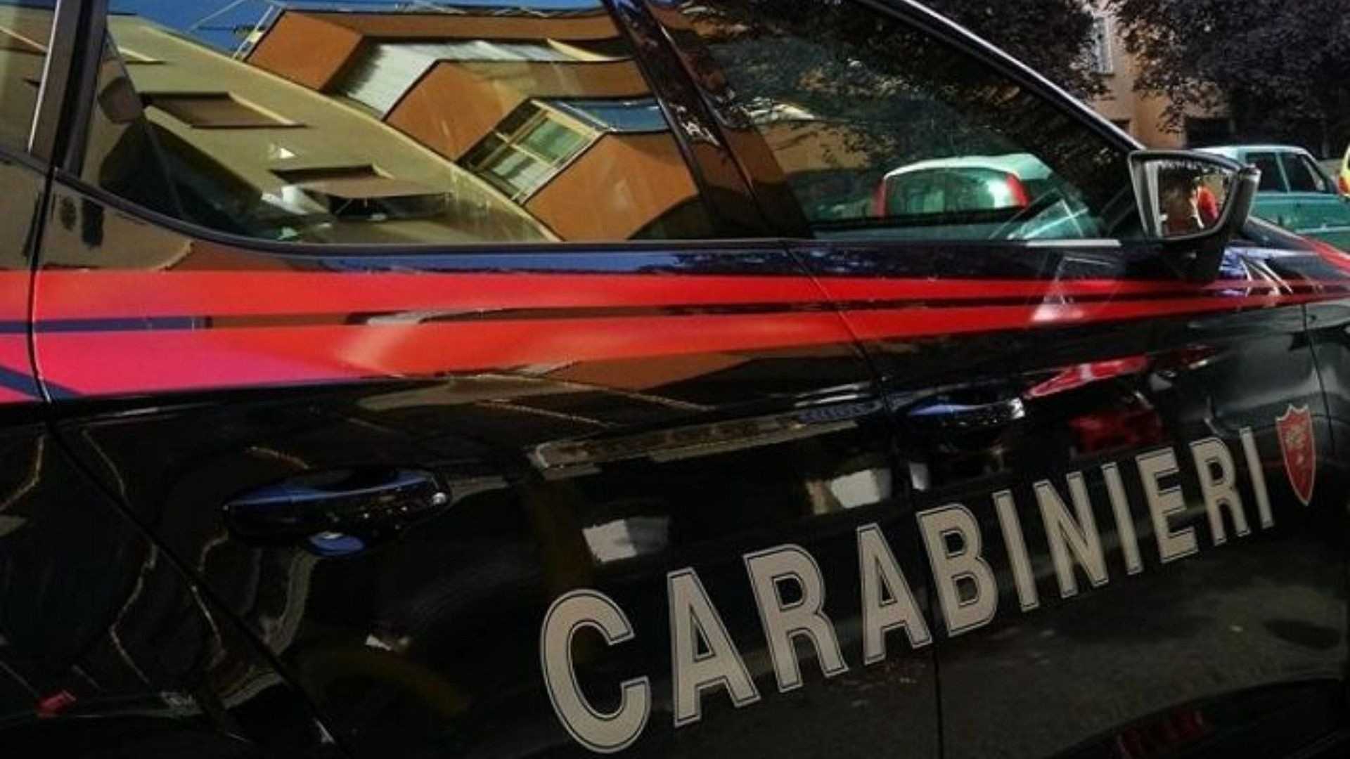 Vetro in frantumi e fuga nella notte: identificato grazie alle telecamere