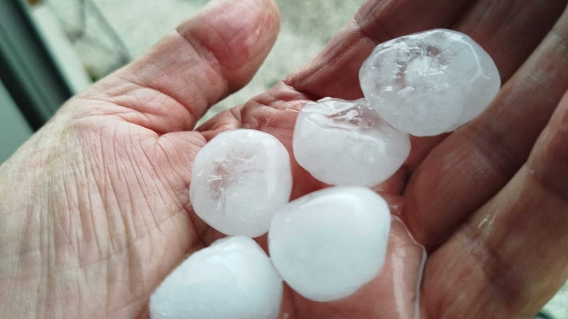 I chicchi di grandine caduti a Grondone di Ferriere - © Libertà/Lanfranci