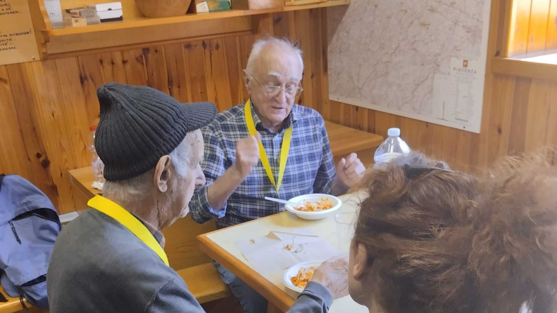 Selva di Ferriere: a dx Renato Battini e Luigi Piazza durante il rancio al rifugio Gaep "Vincenzo Stoto" di Selva