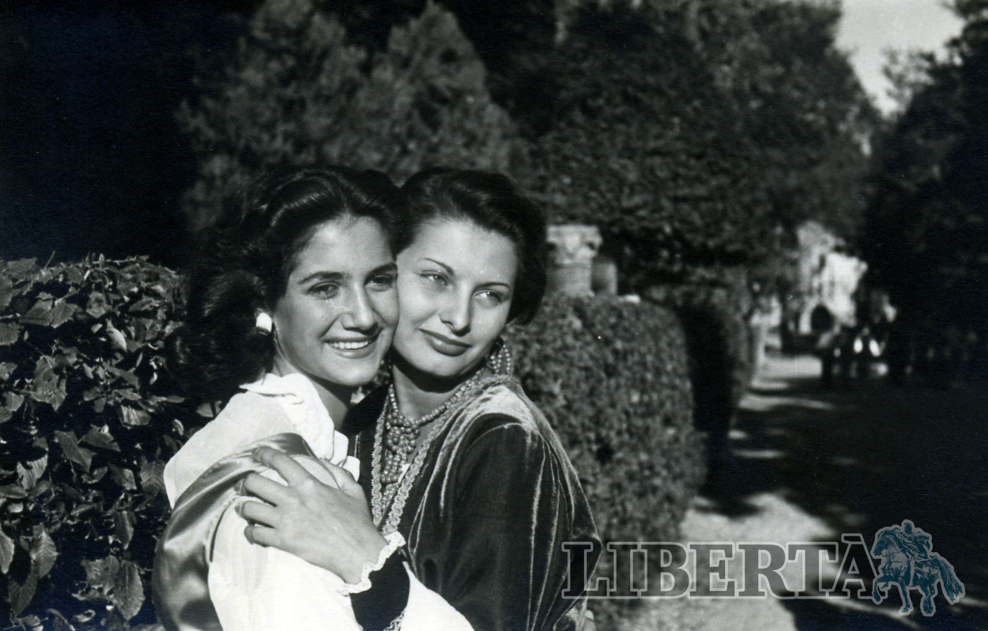 Nel 1950 Sofia Loren a Grazzano Visconti con Miss Italia Anna Maria Bugliari