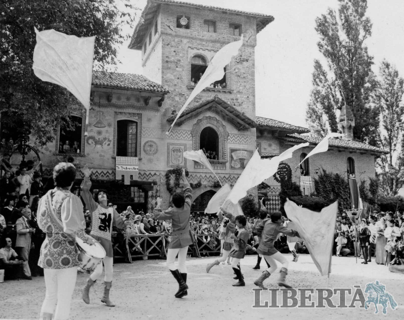 Uno spettacolo di sbandieratori 