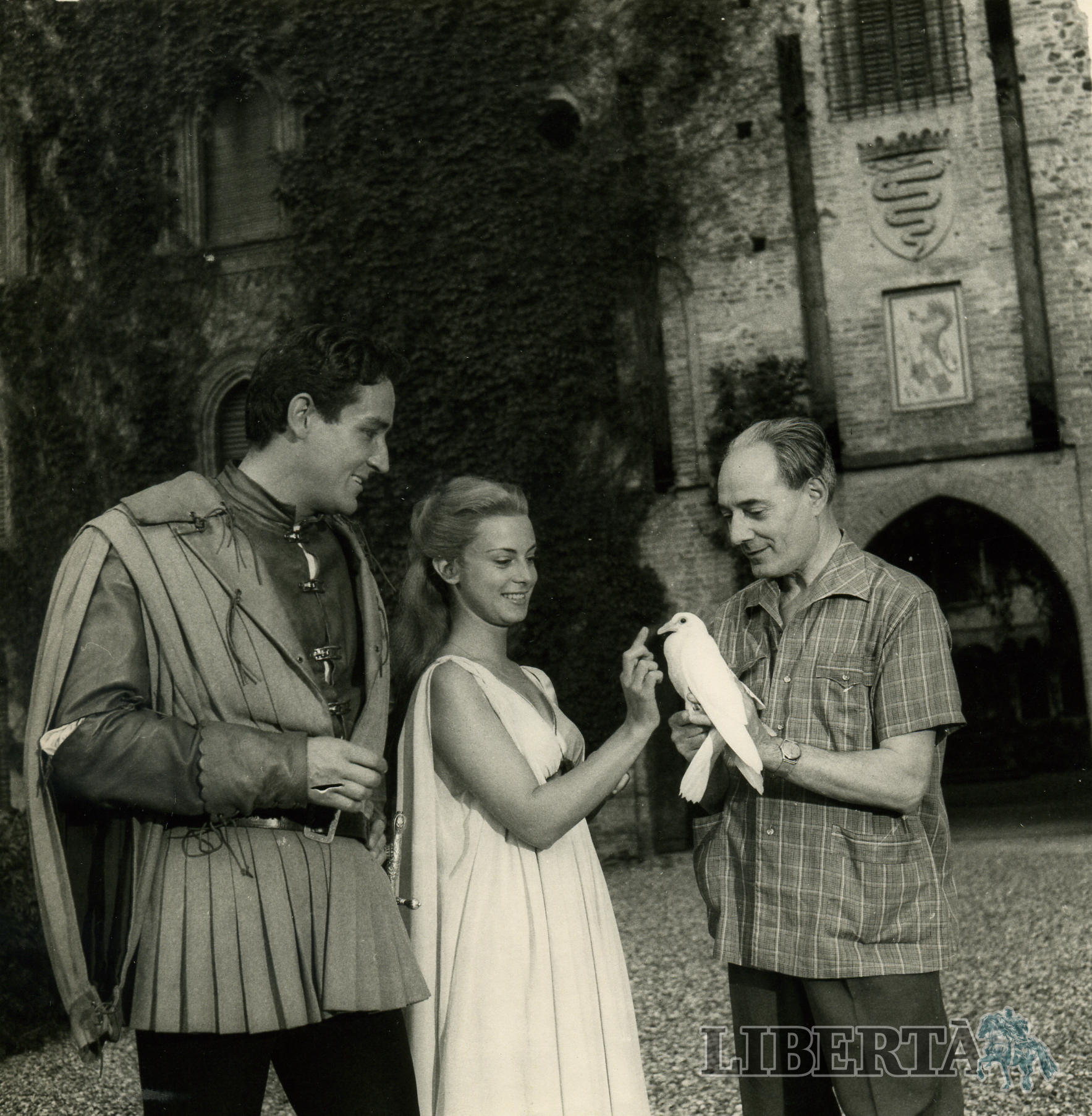 Vittorio Gassman nel 1958 con Anna Maria Ferrero e il regista Magni nel castello per un fotoromanzo dedicato a Gulietta e Romeo  