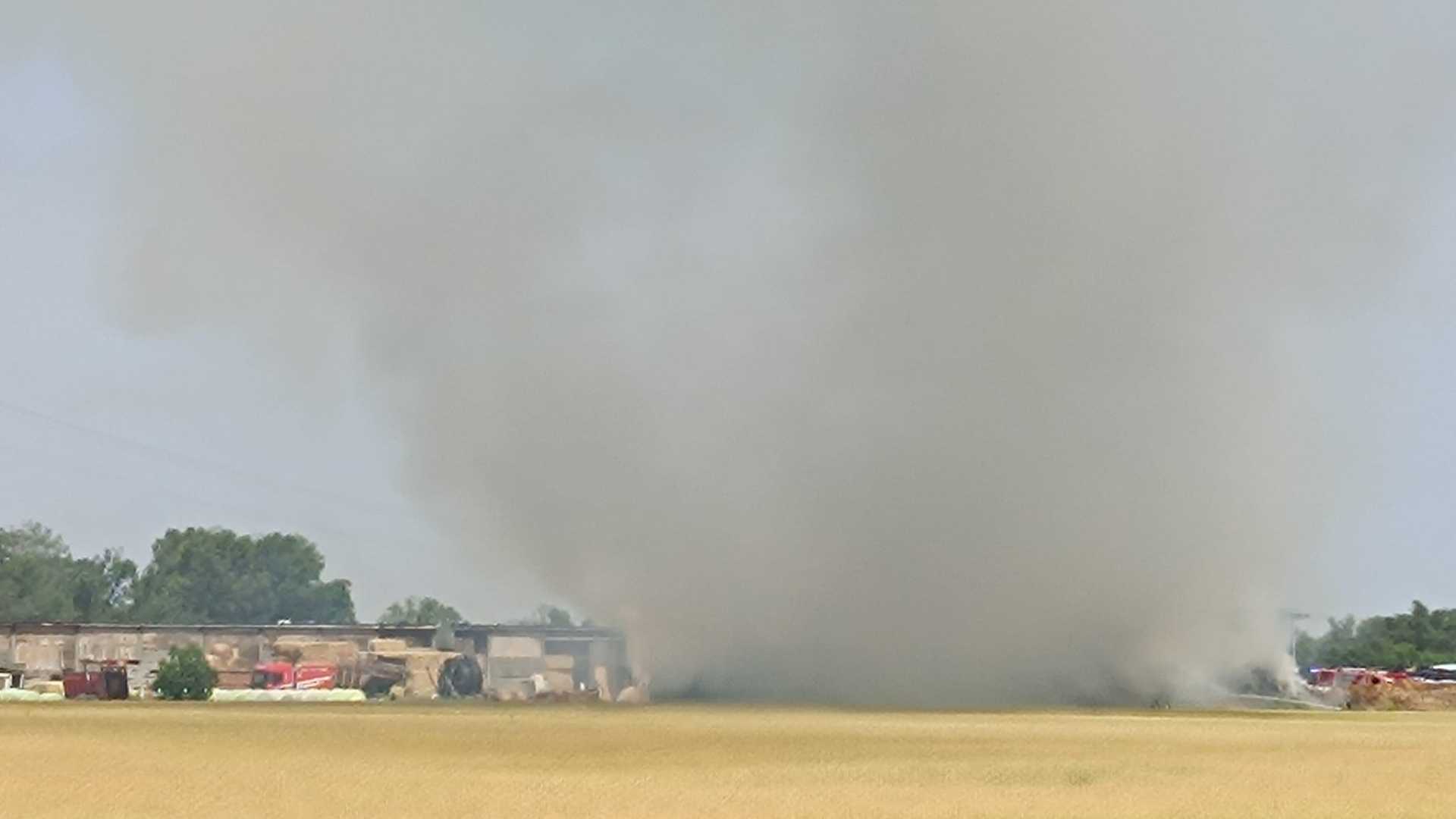 Rotoballe in fiamme a Lusurasco, vigili del fuoco sul posto