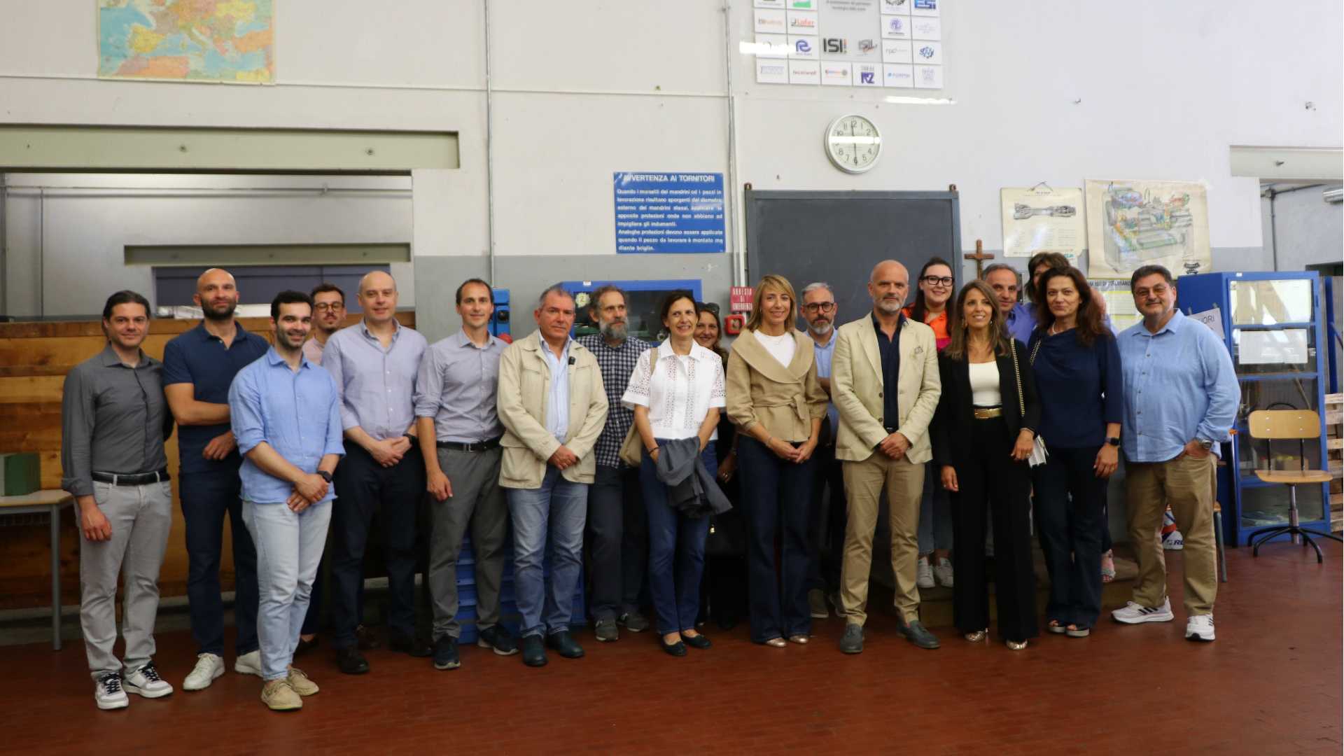 Gli intervenuti alla presentazione dei locali del laboratorio rinnovati grazie all’intervento di diverse aziende - © Libertà/Gabriele Faravelli