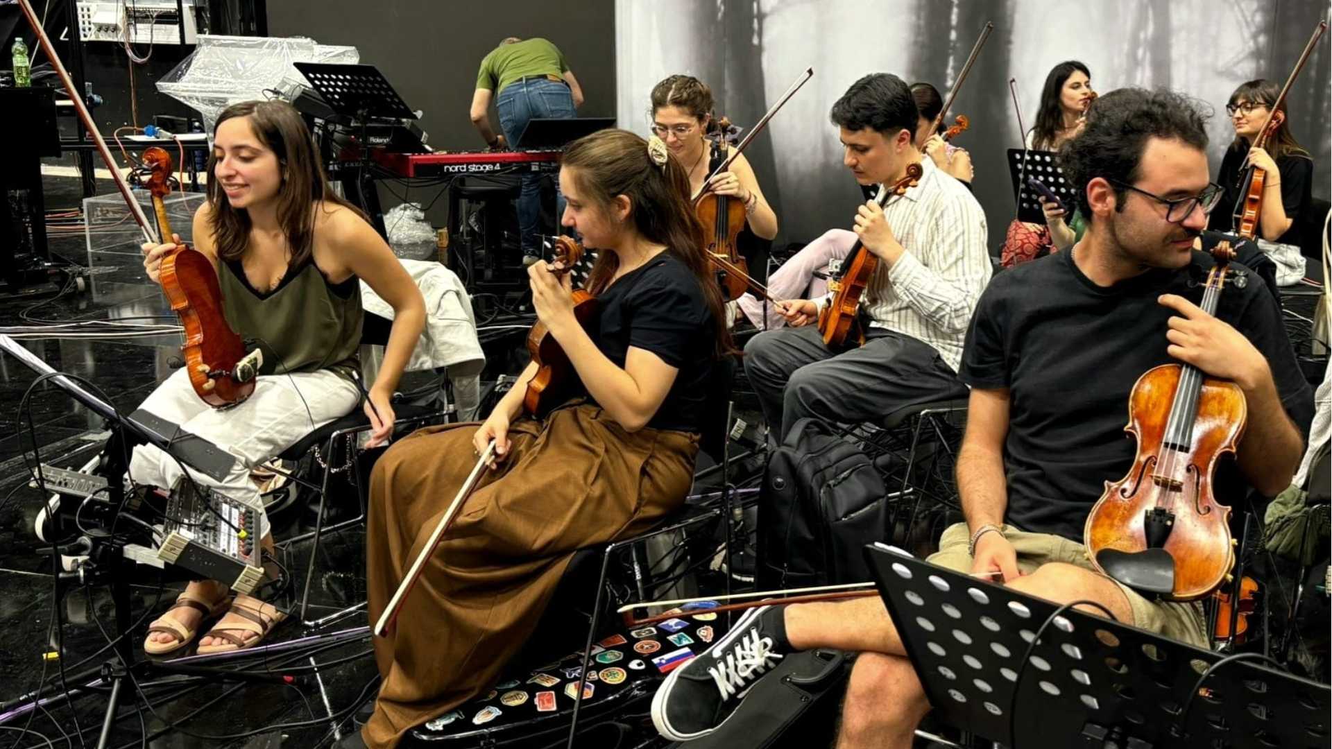 Manuela Mosca, la prima a sinistra, durante le prove del concerto