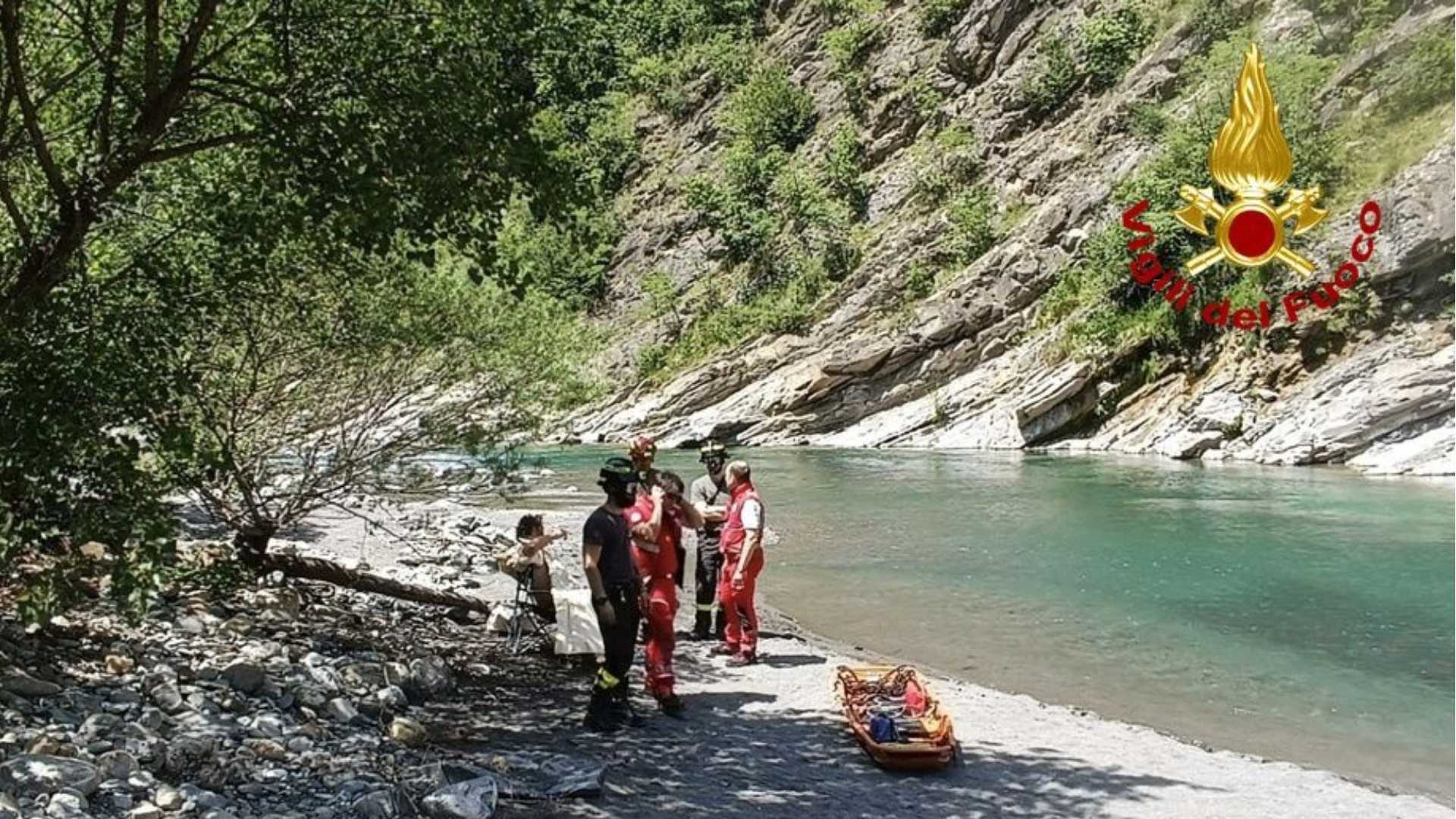 L'eliambulanza sul greto del Trebbia per soccorrere una persona in difficoltà