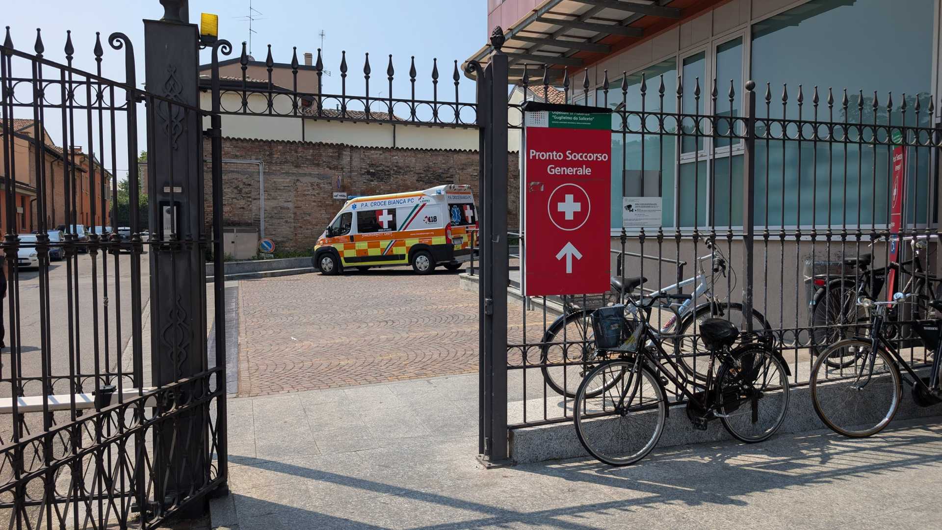Il ferito è stato trasportato d’urgenza al pronto soccorso