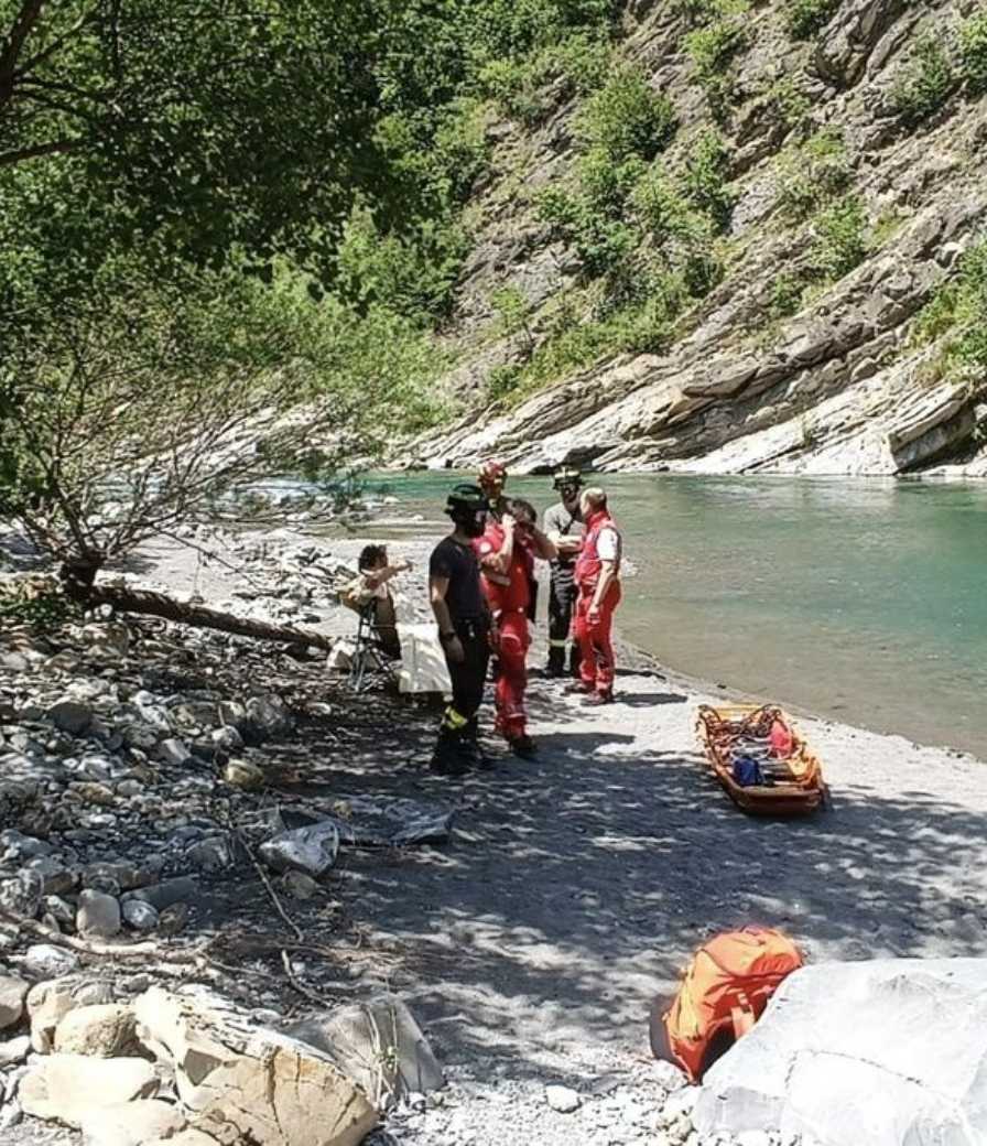 L'eliambulanza sul greto del Trebbia per soccorrere una persona in difficoltà