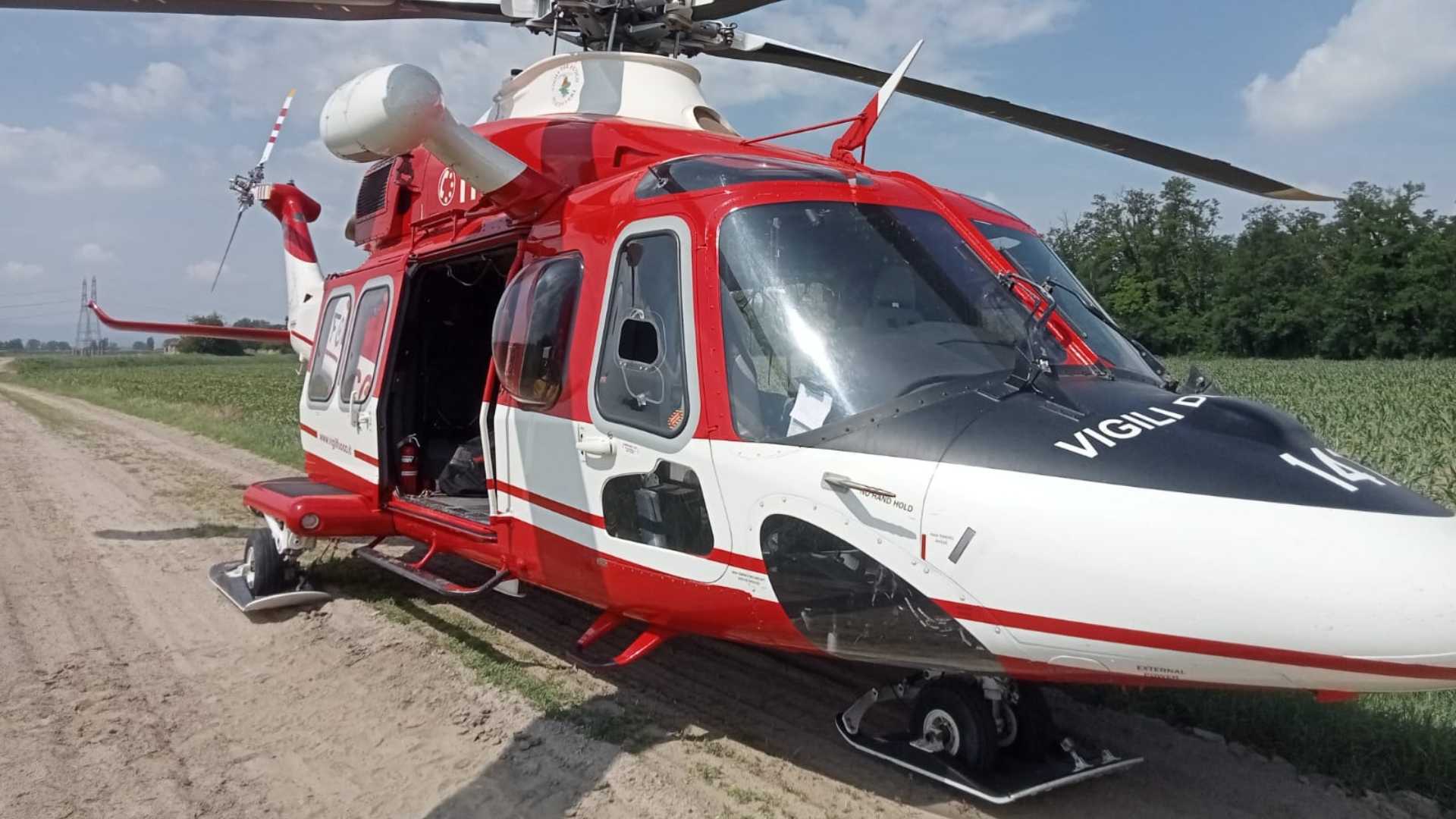 Donna cade nel Po a Pievetta, salvata dall'elicottero Drago