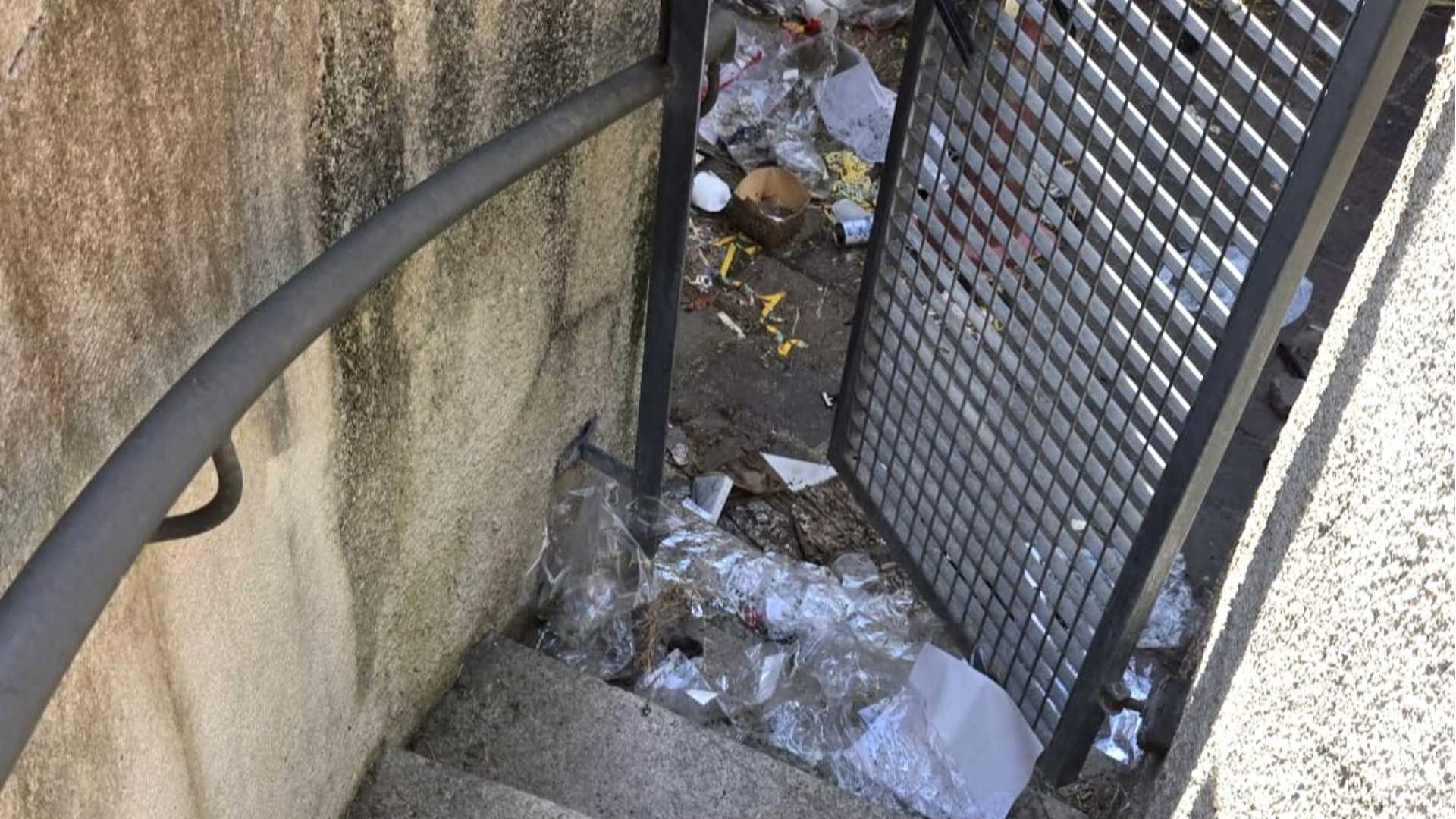 Piazza Duomo, degrado negli ex bagni pubblici chiusi da anni