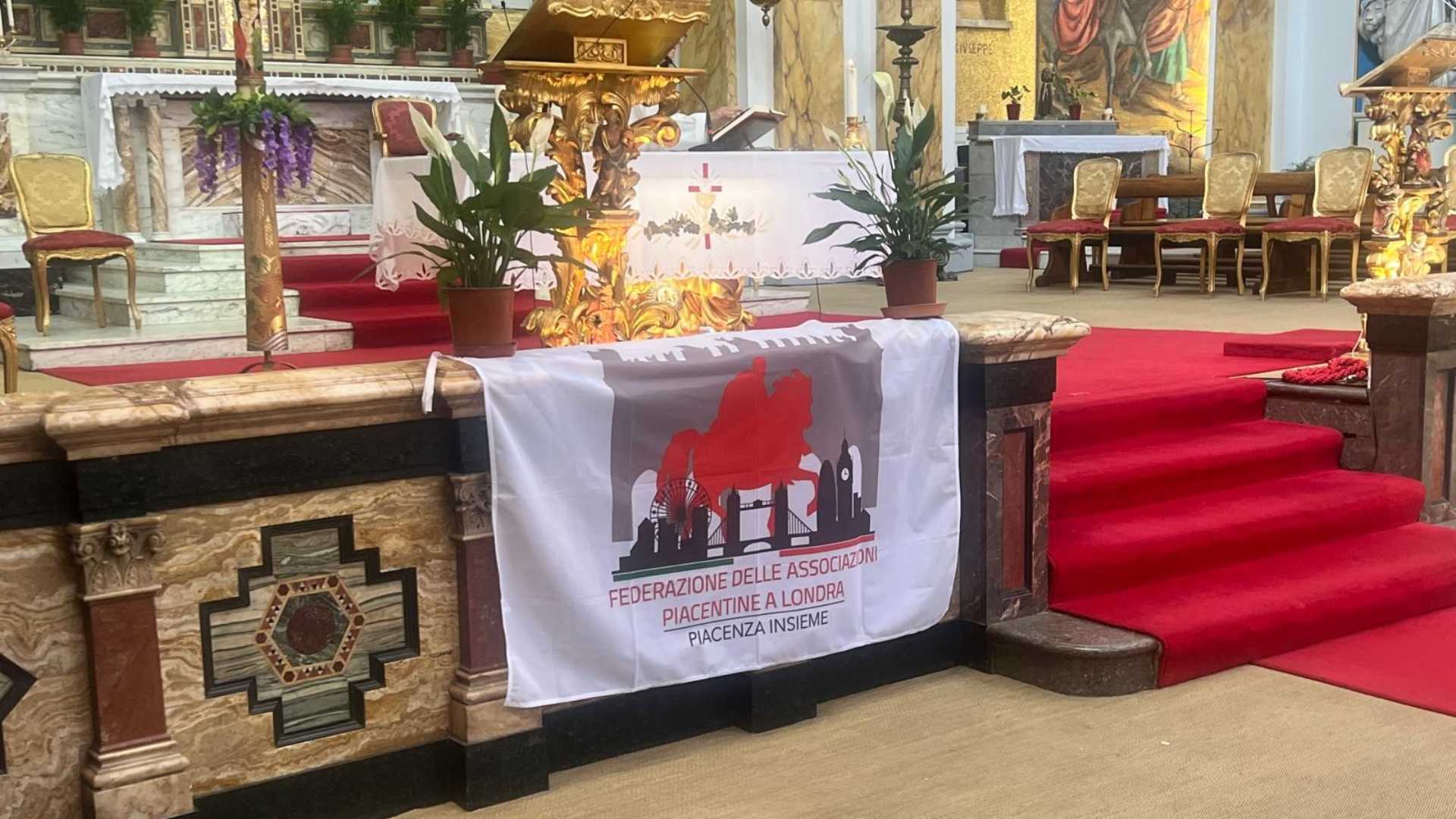 La bandiera della Federazione delle associazioni piacentine a Londra nella chiesa italiana di San Pietro