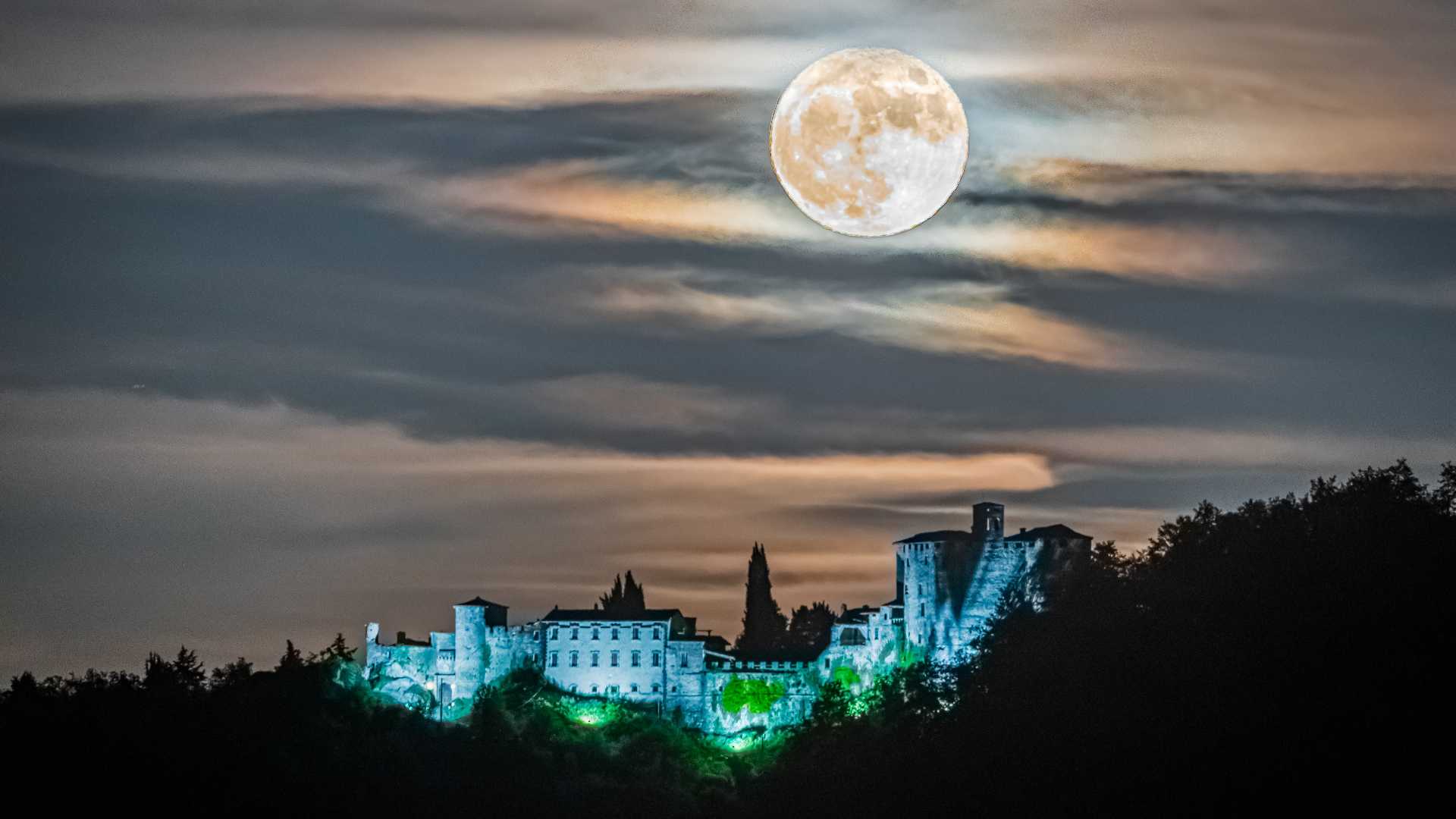 La Luna Blu sulla rocca d'Olgisio nello scatto di Cesare Barilà