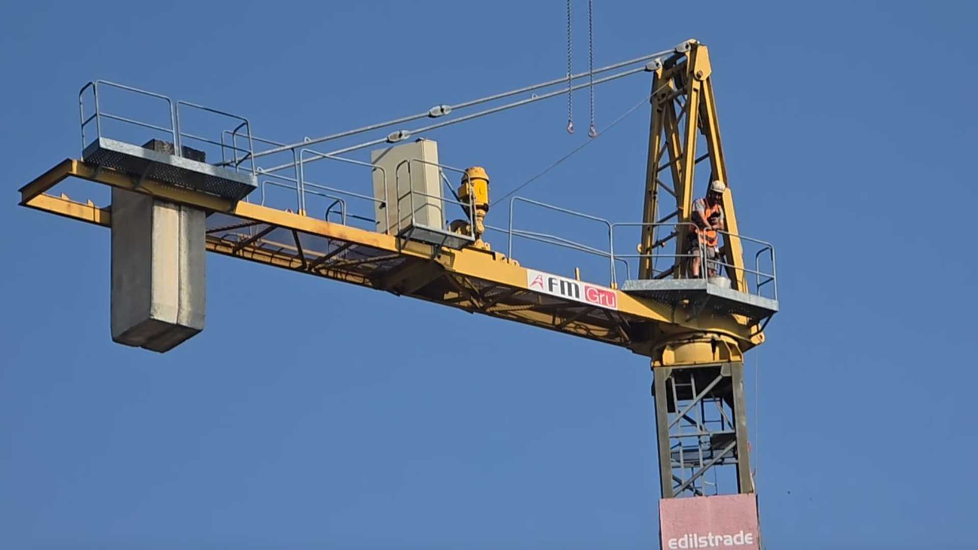 Piazza Cittadella, cambia lo "skyline": smontata la gru del cantiere