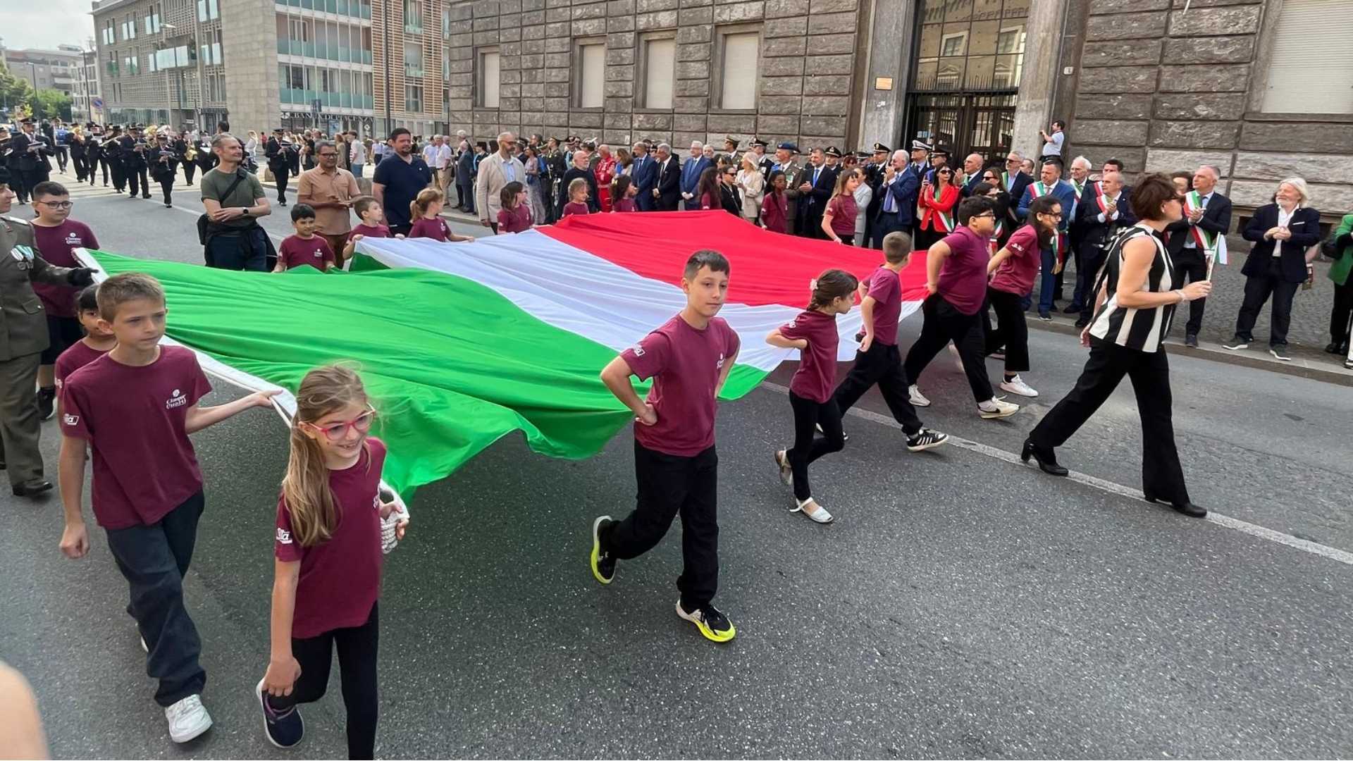 Il grande tricolore portato dai bambini- © Libertà/Elisabetta Paraboschi