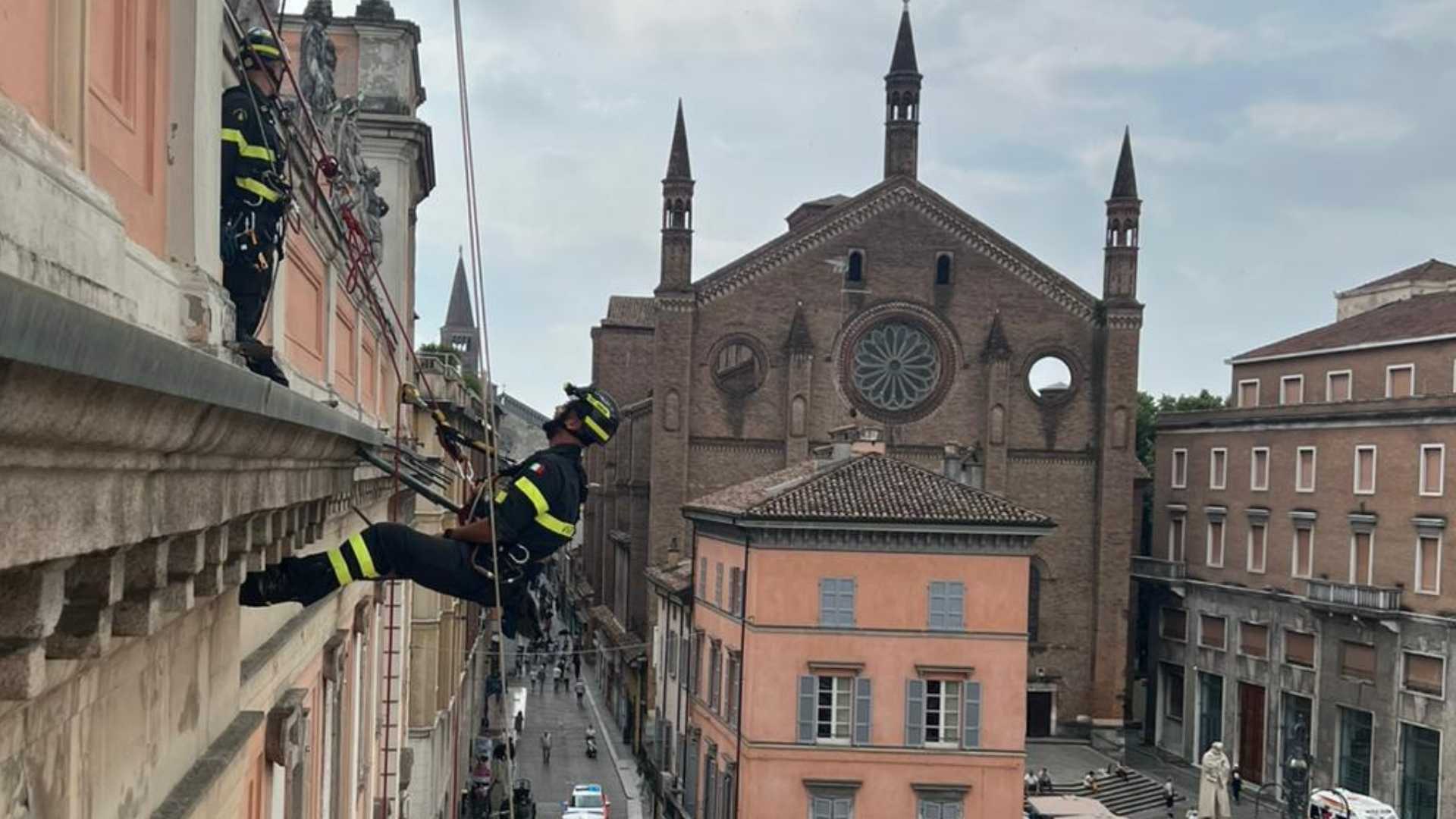 Un grande tricolore ha salutato le autorità in piazza Cavalli