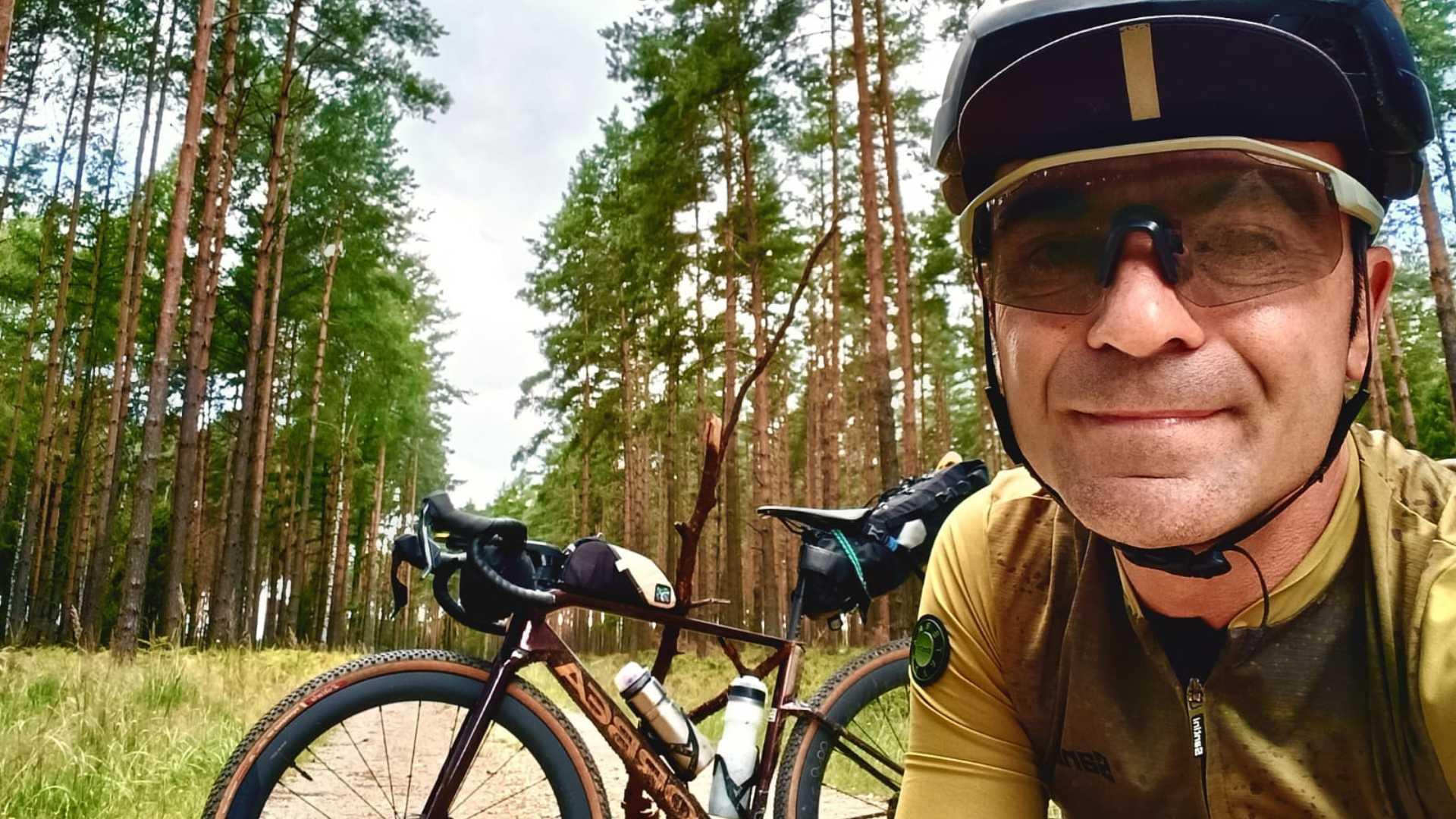 Simone Pasquali con la sua bici e un bagaglio essenziale, che lo ha portato ad attraversare quattro paesi