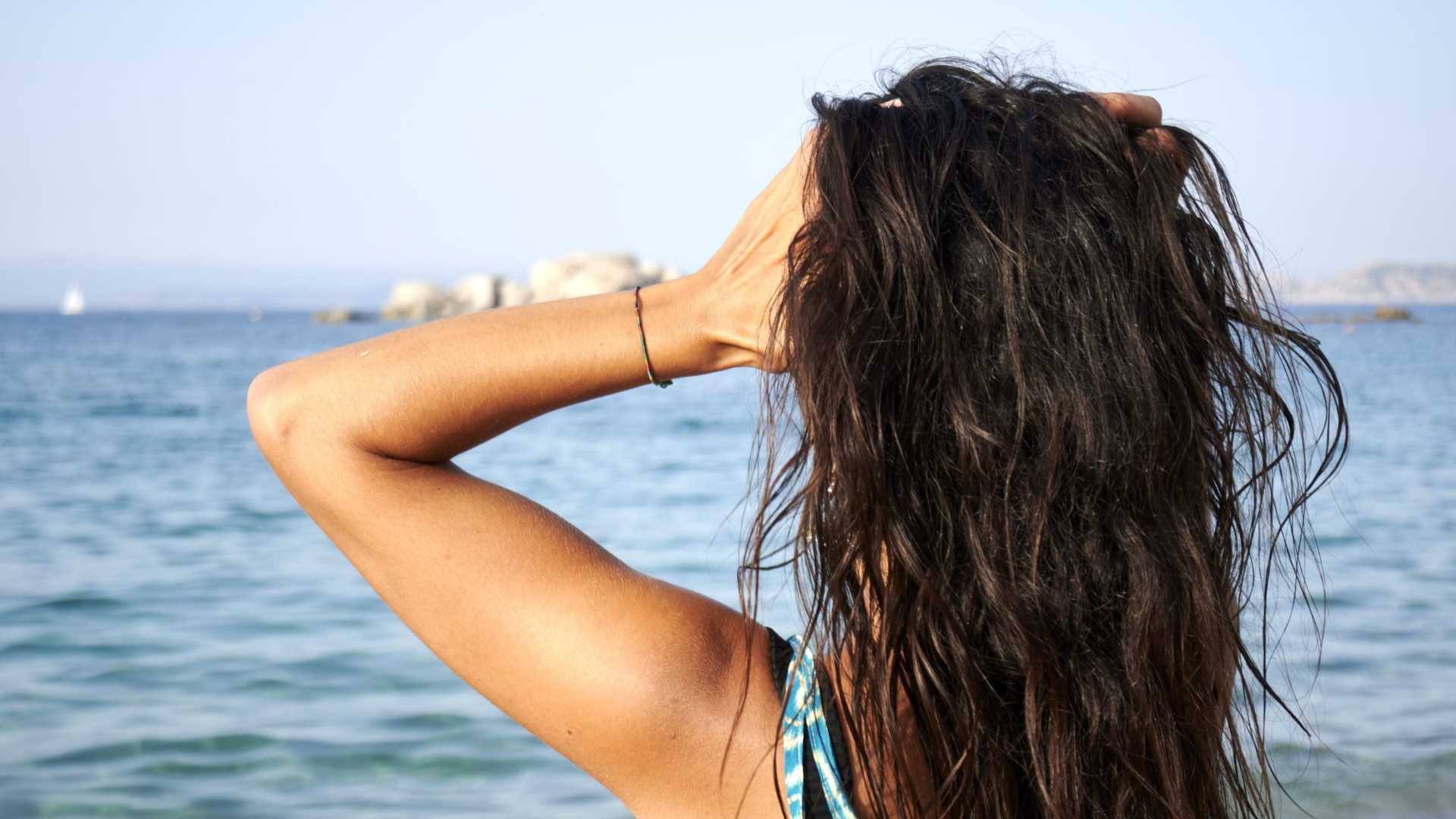 Come risanare i capelli sfibrati dal sole
