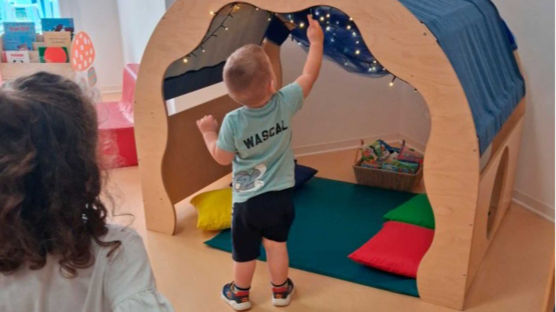 Alcuni bimbi nell'asilo dopo l'intervento di ampliamento - © Libertà/Angela Zeppi