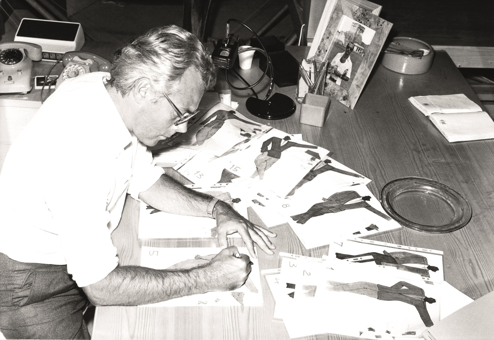 Giorgio Armani al lavoro nel suo studio