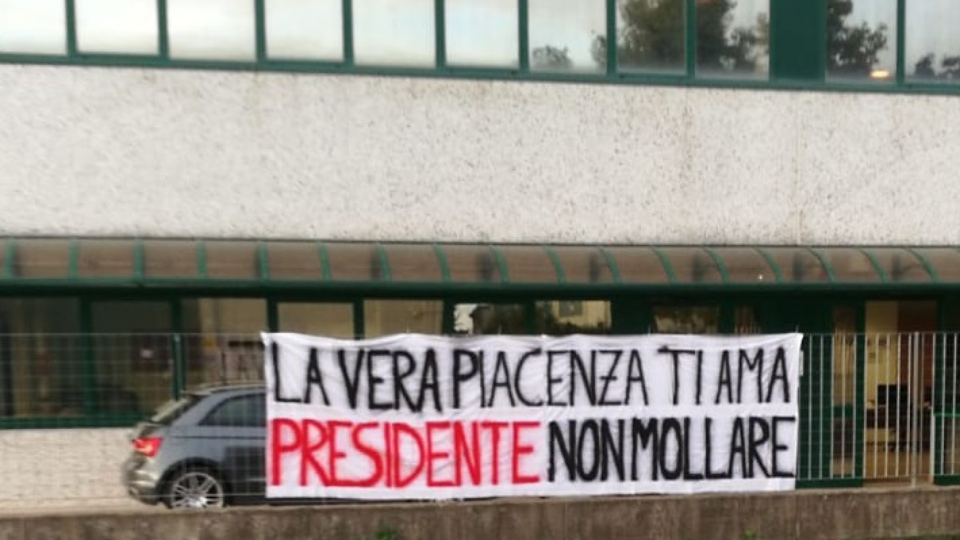 "La vera Piacenza ti ama, presidente non mollare": striscione pro Gatti a Sarmato