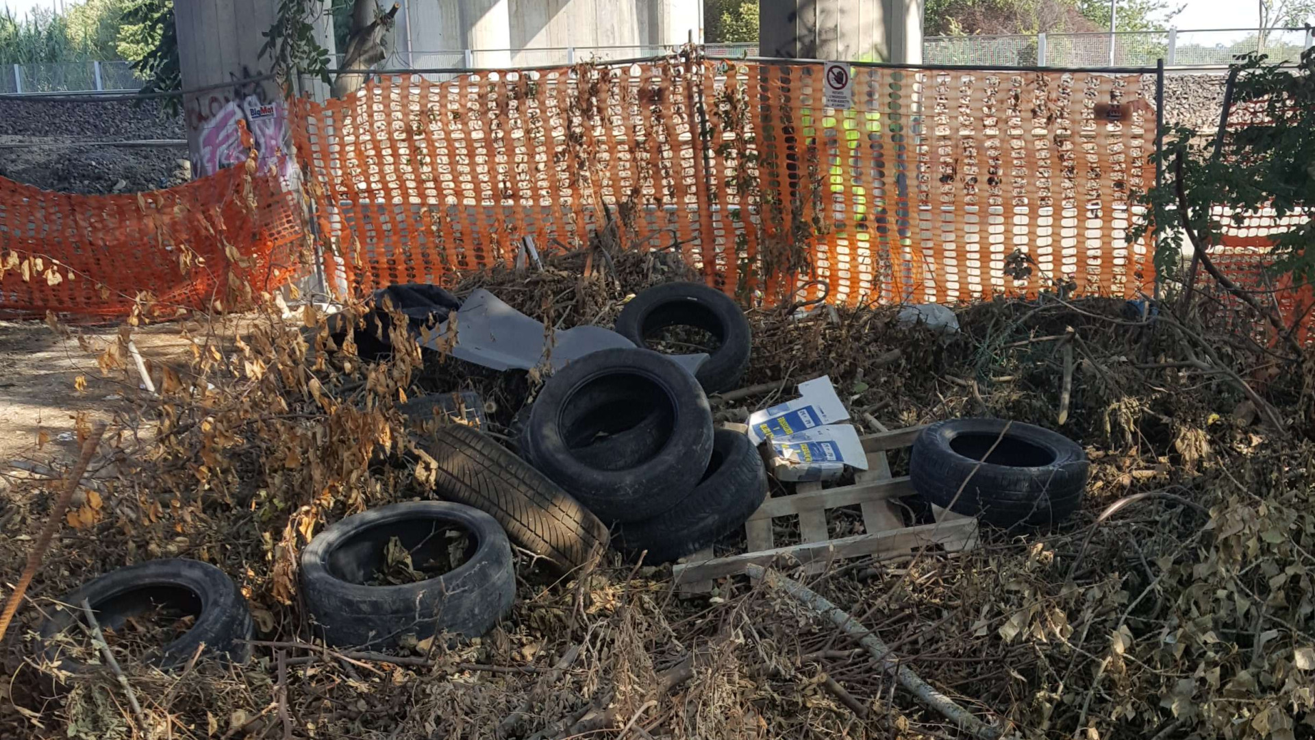 Montale, degrado e incuria lungo la ciclabile: rifiuti e cataste di copertoni