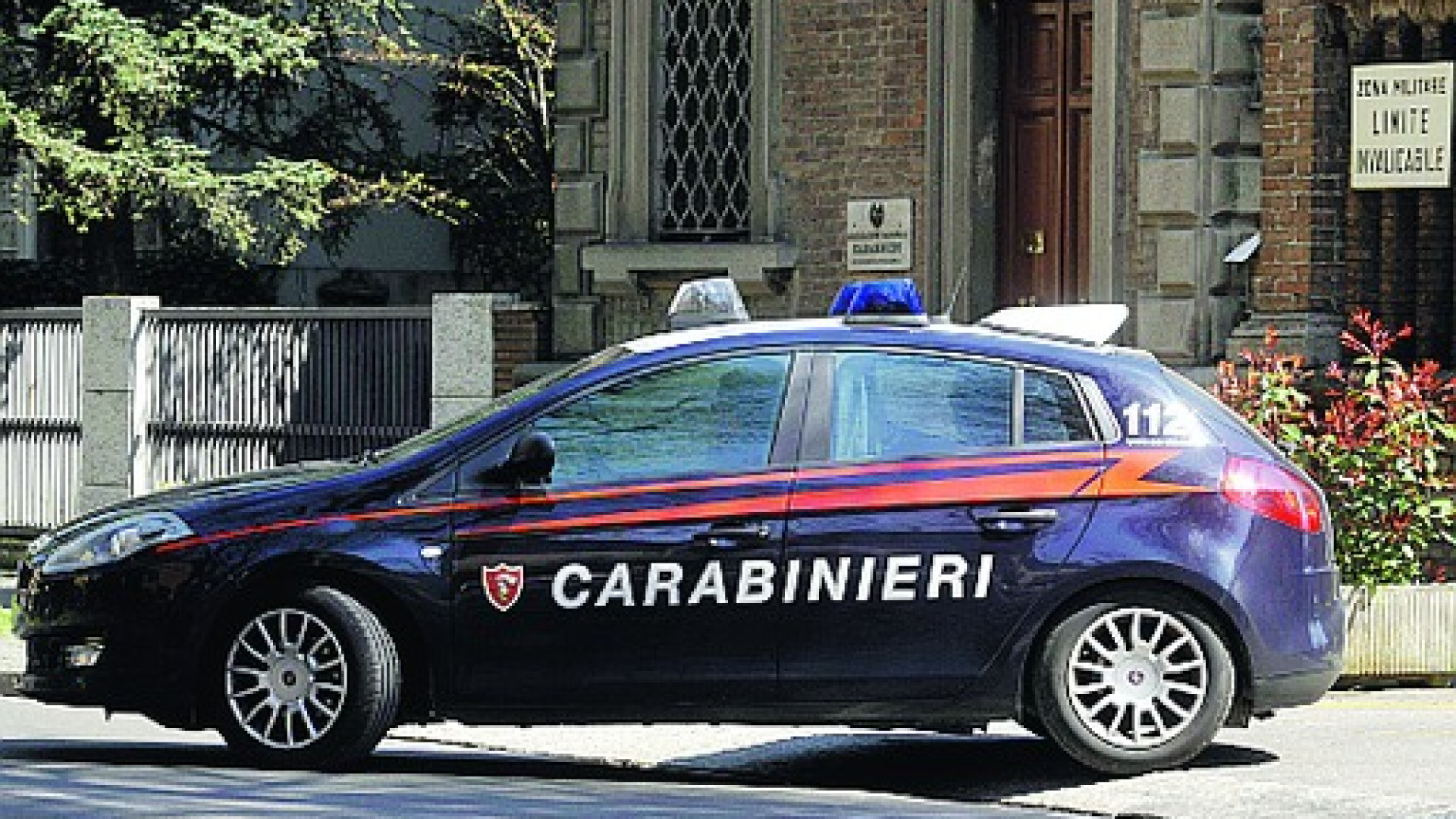 Prima investe un collega, poi lo picchia a sprangate: marocchino denunciato