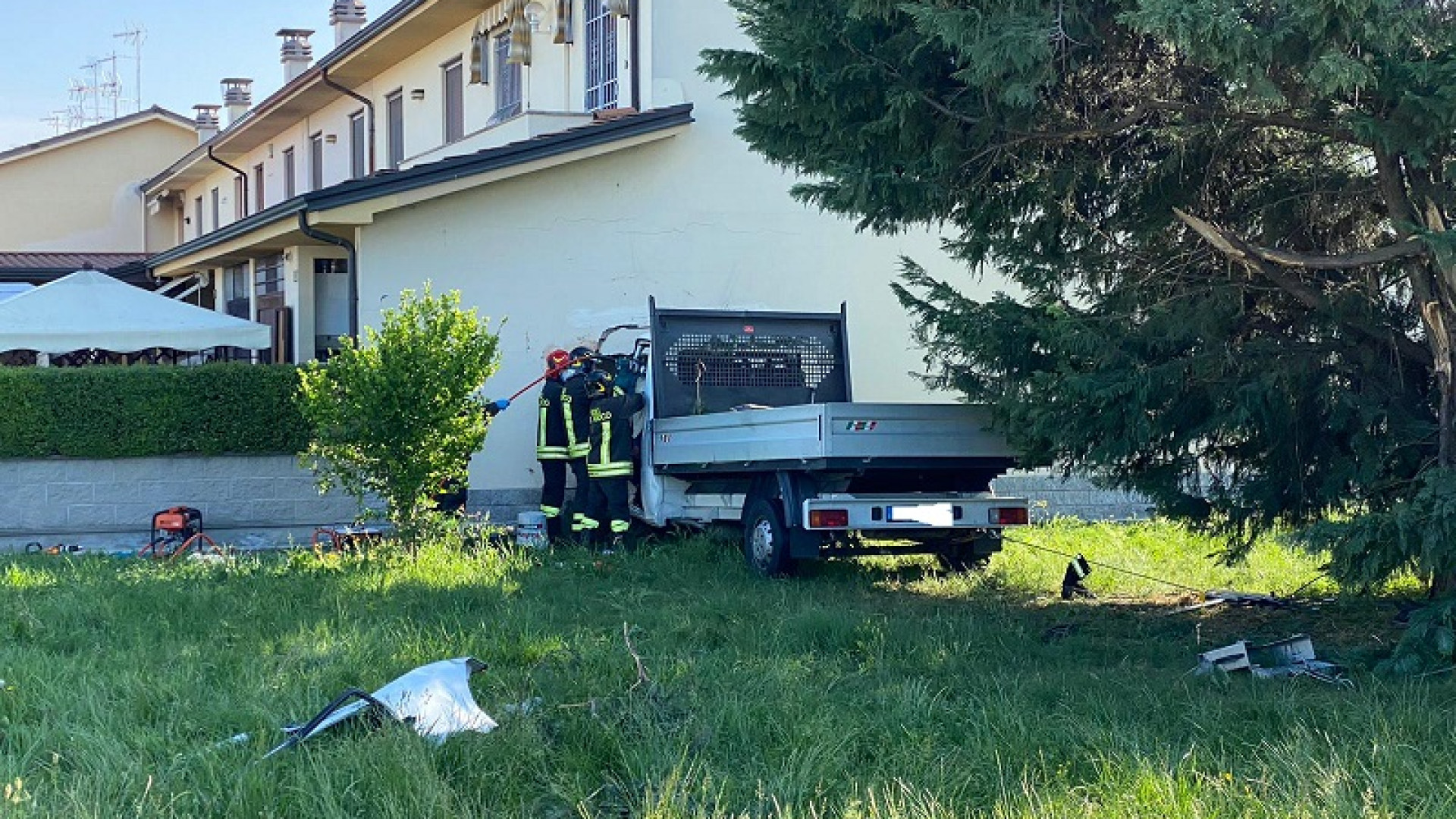 Tragedia a Caorso: perde il controllo del camioncino e muore dopo lo schianto contro un'abitazione