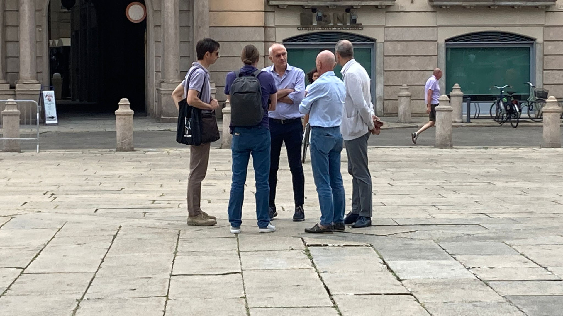 Sopralluogo in piazza per le crepe post-concerto. "Anche lastroni antichi sbeccati"