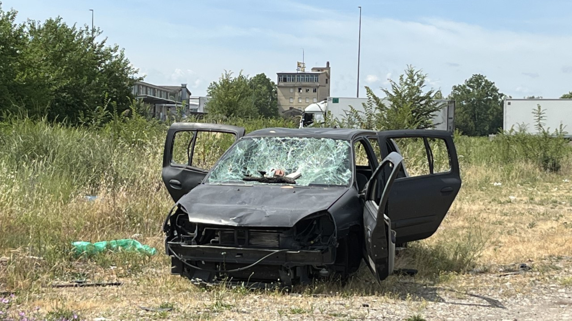 Auto abbandonata da mesi vicino a Montale. "Il Comune non può rimuoverla"