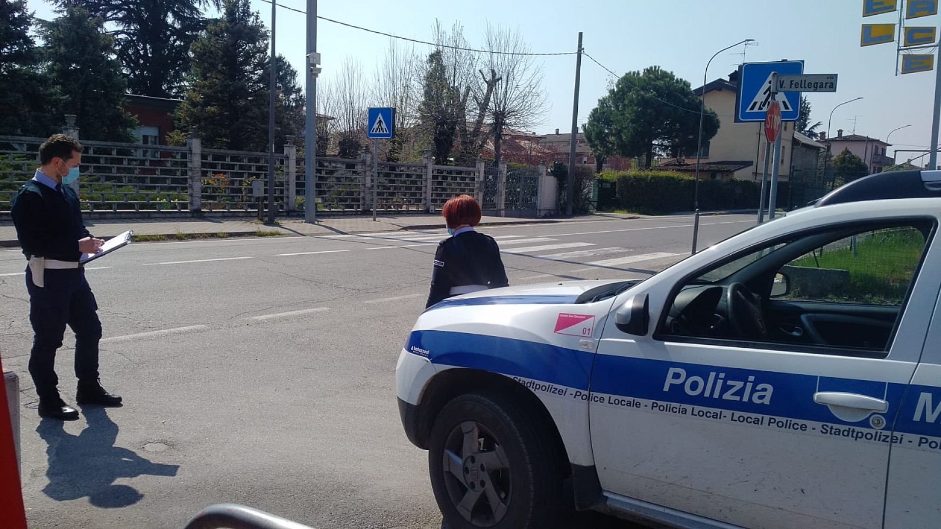 In giro senza motivo, investe una donna e prosegue nella sua corsa