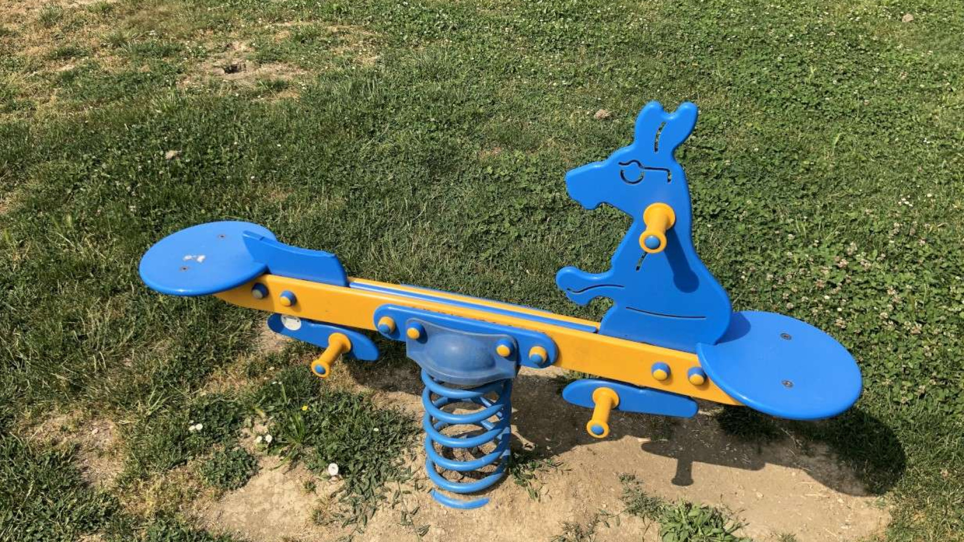 Una mamma: "Parco giochi da sistemare. La cura sia da esempio per i bimbi"