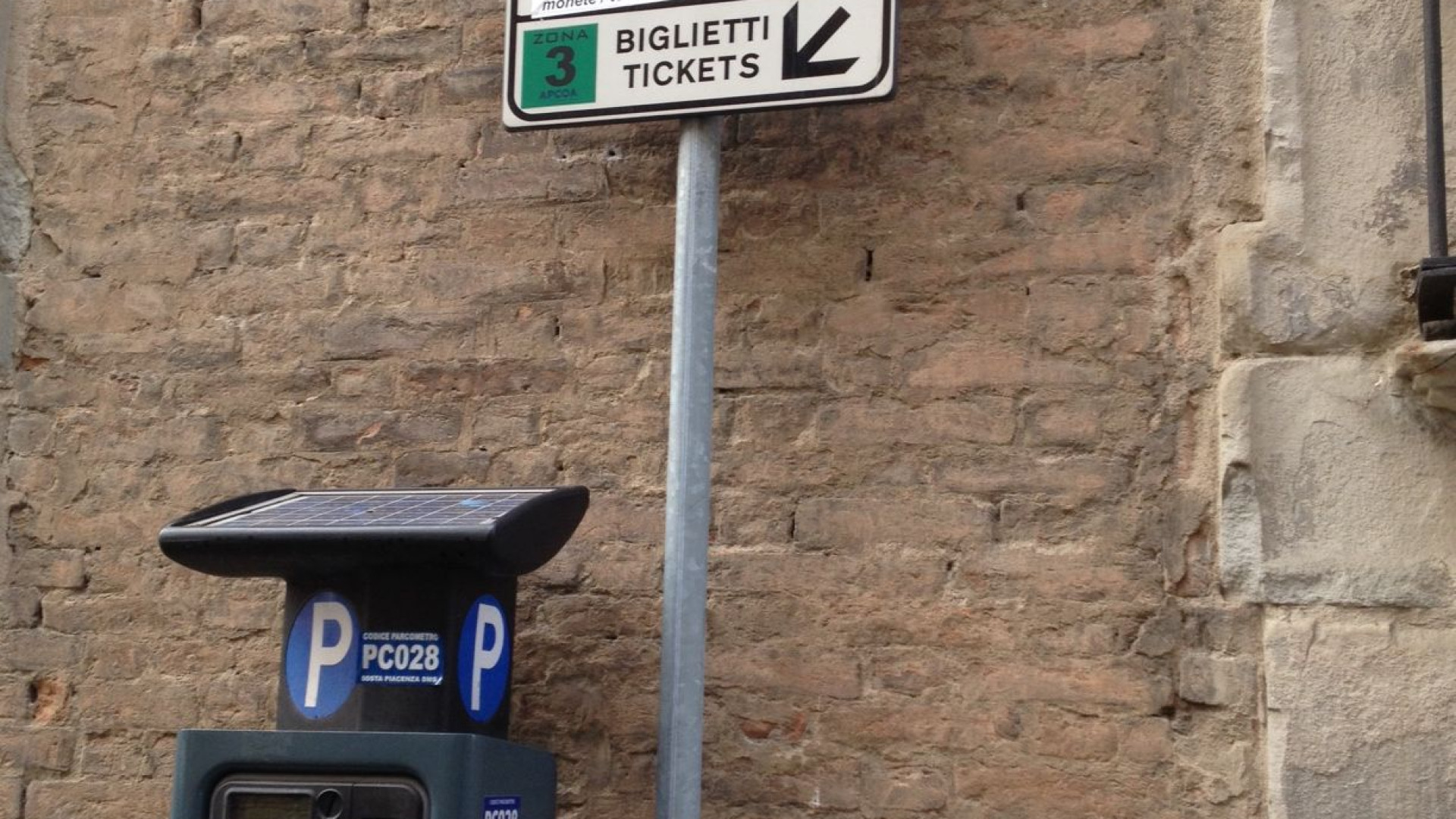 Spazi blu, raddoppiano le tariffe e scoppiano le lamentele