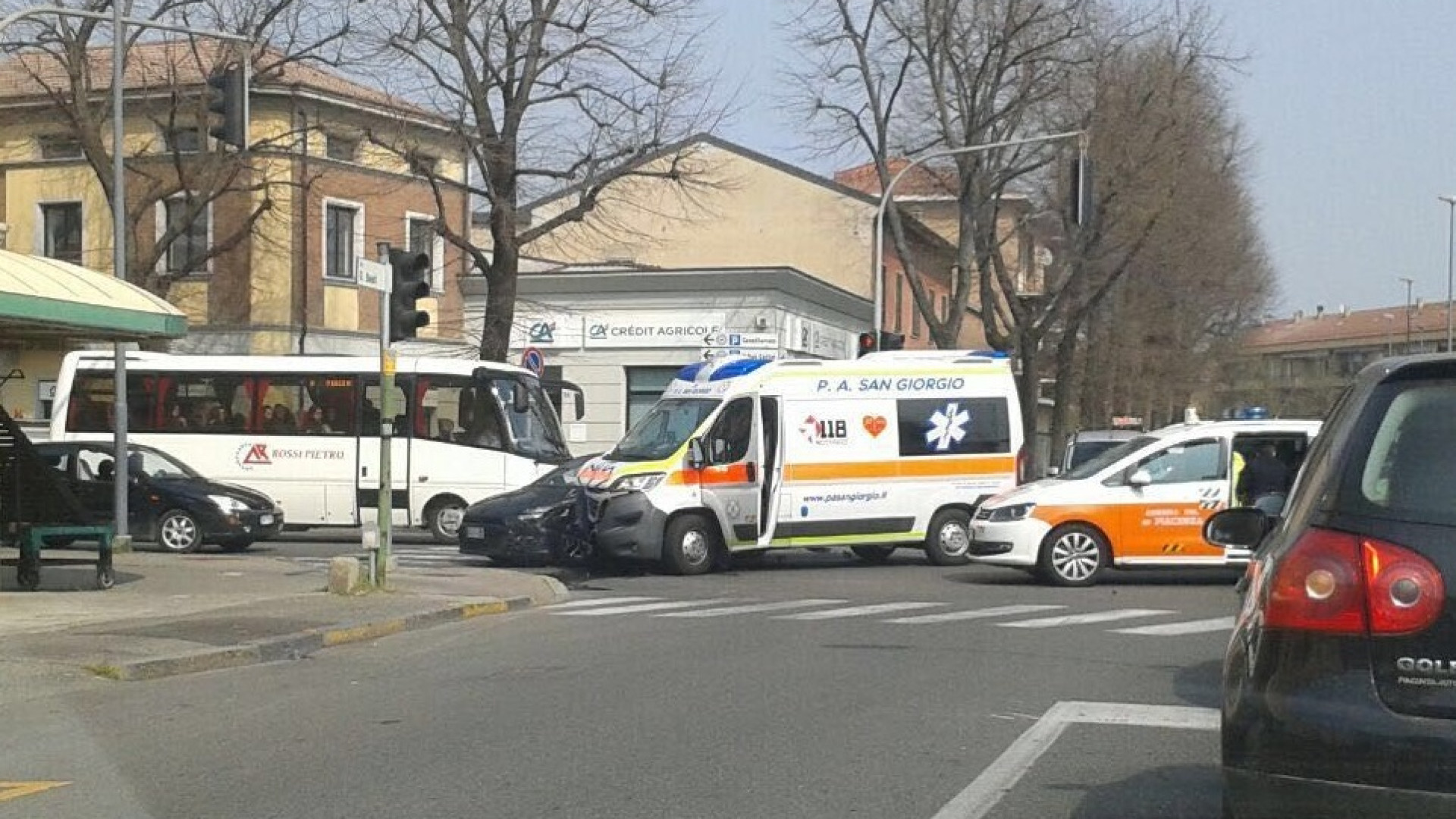 Ambulanza con paziente a bordo finisce contro un'auto