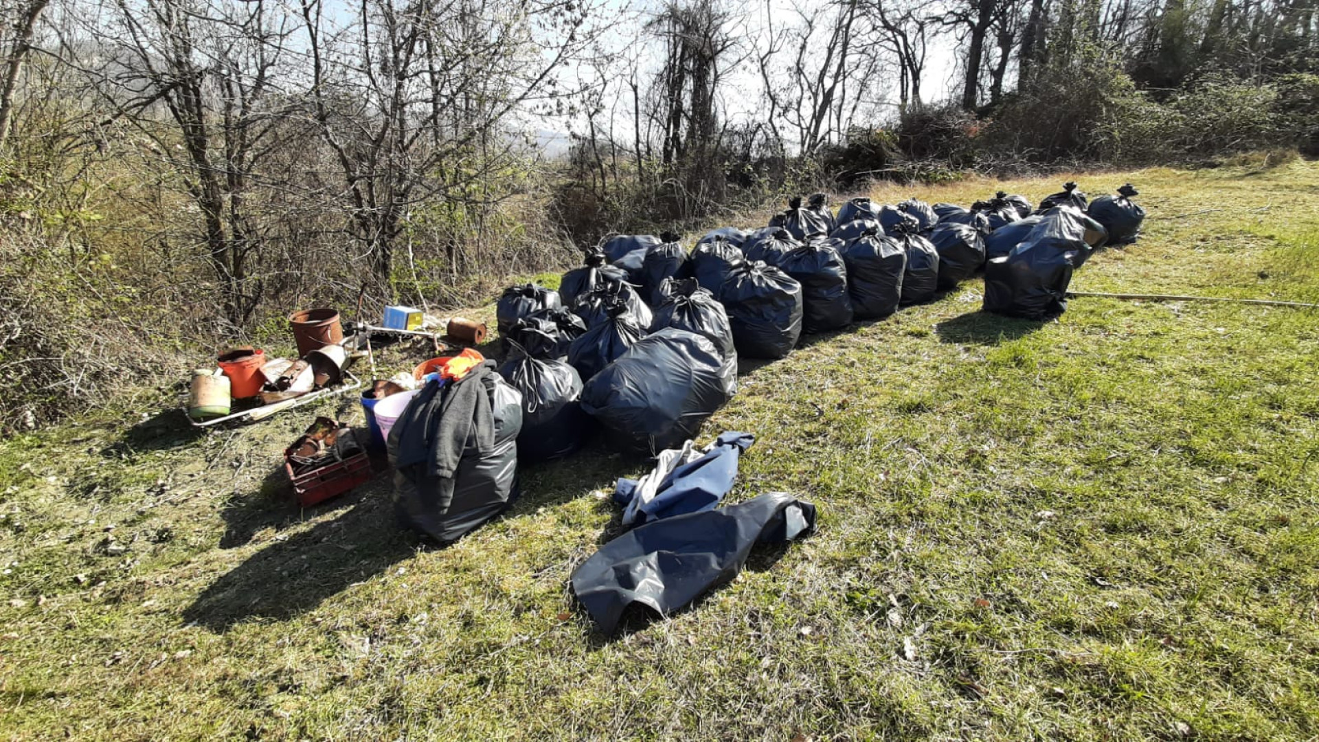 Travo, 40 sacchi di rifiuti raccolti dal vicesindaco Mazzocchi e dai volontari