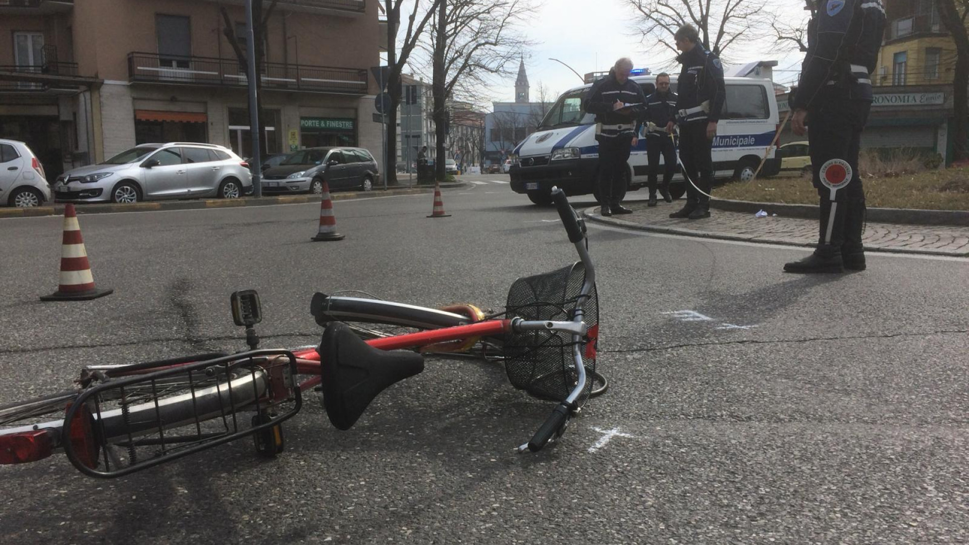 Auto contro bicicletta, ciclista ferita a piazzale Libertà