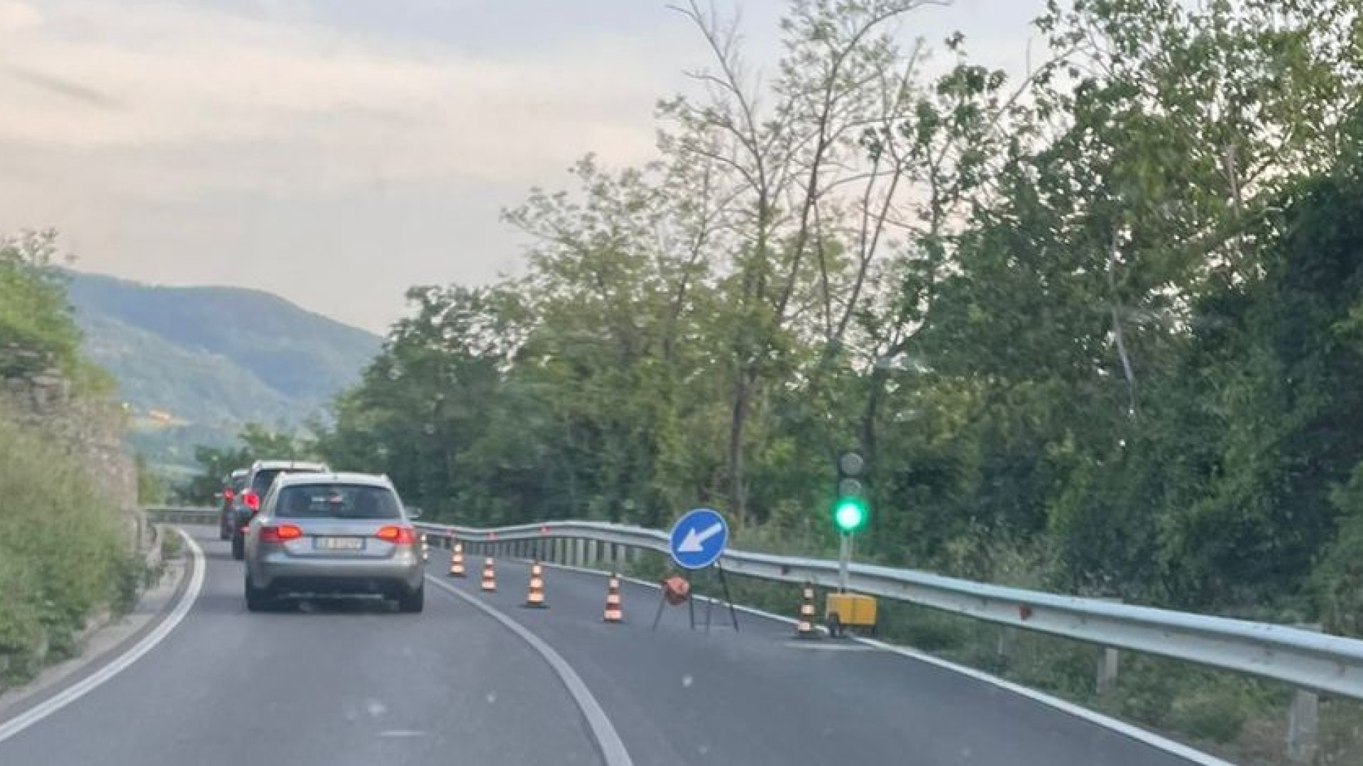 Cedimento sulla Statale 45 nella zona di Fabiano. Scatta il senso unico alternato