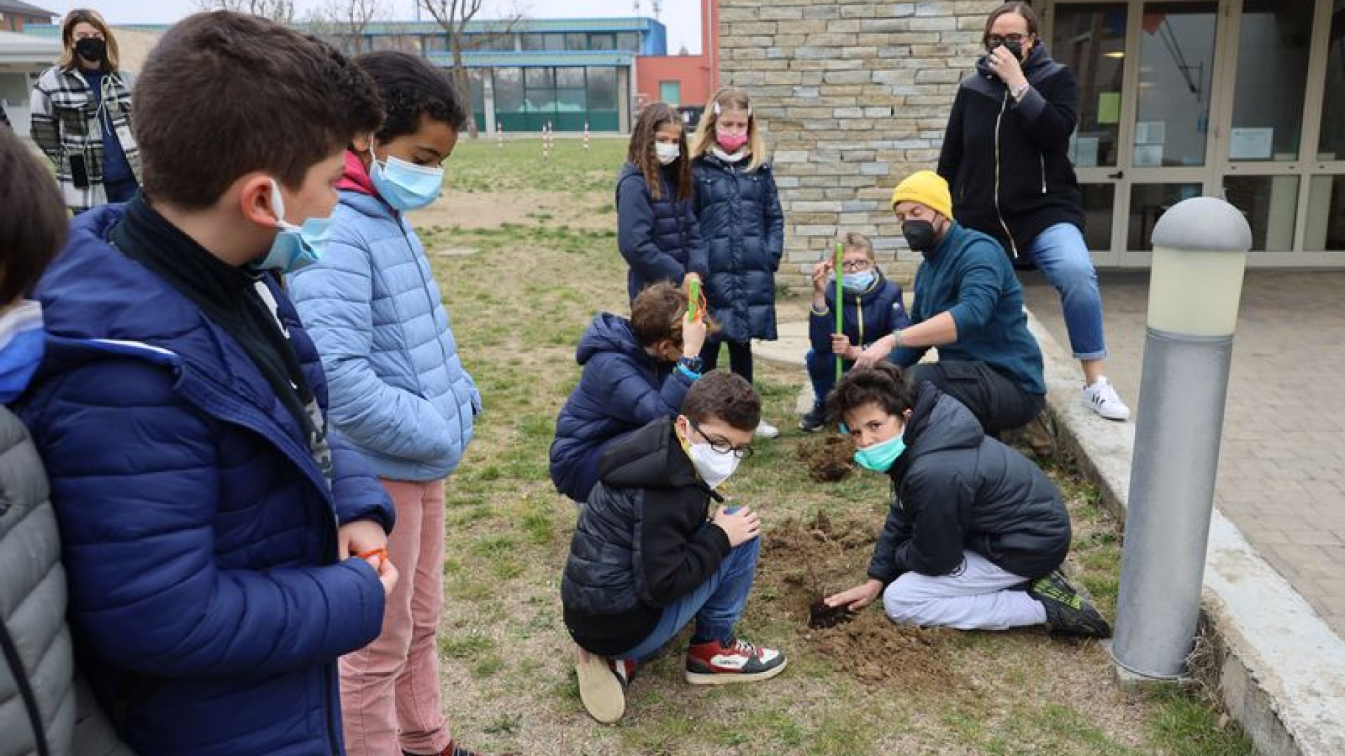 Niviano: trenta alberi piantati dagli alunni delle elementari nel giardino della scuola